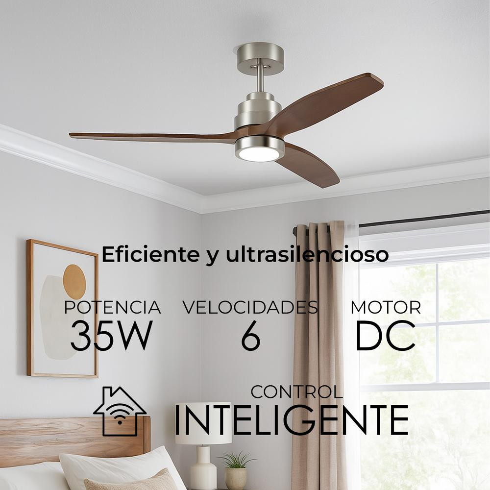 Ventilador de techo con aspas de madera, una luz y texto sobre potencia, velocidades y motor. Escena interior con cama y cortinas.