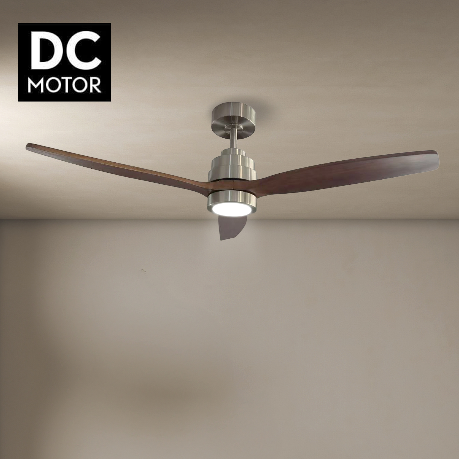 Ventilador de techo con tres aspas de madera, una luz y un motor plateado. El fondo es un techo beige claro.