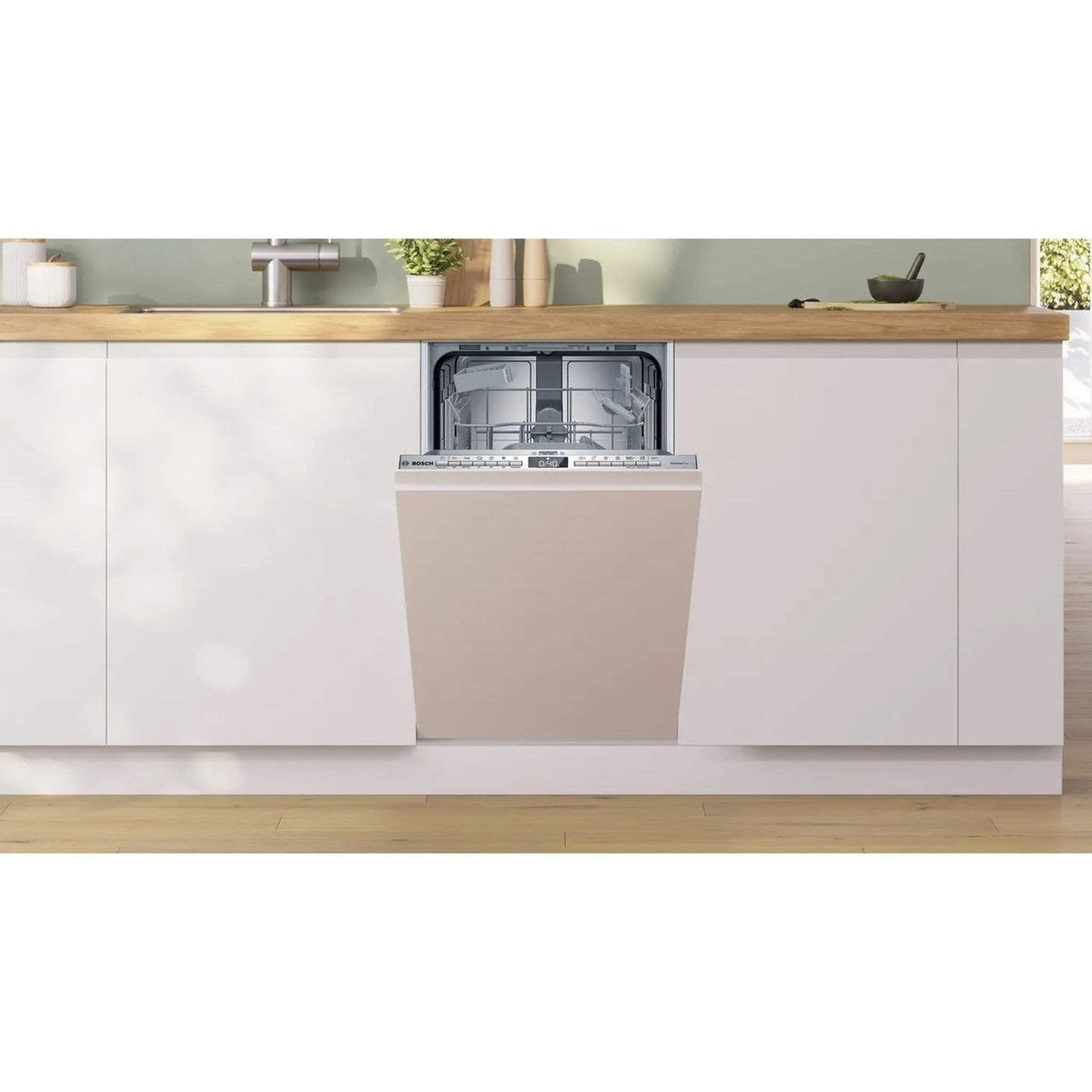 Lavastoviglie integrata nel mobile cucina. Pannello beige davanti. Porta aperta.