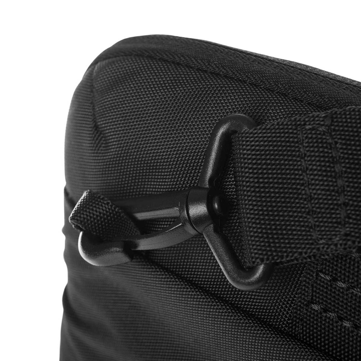 Gros plan sur un sac noir. Un crochet et une sangle en métal noir sont visibles. Le sac a une surface texturée.