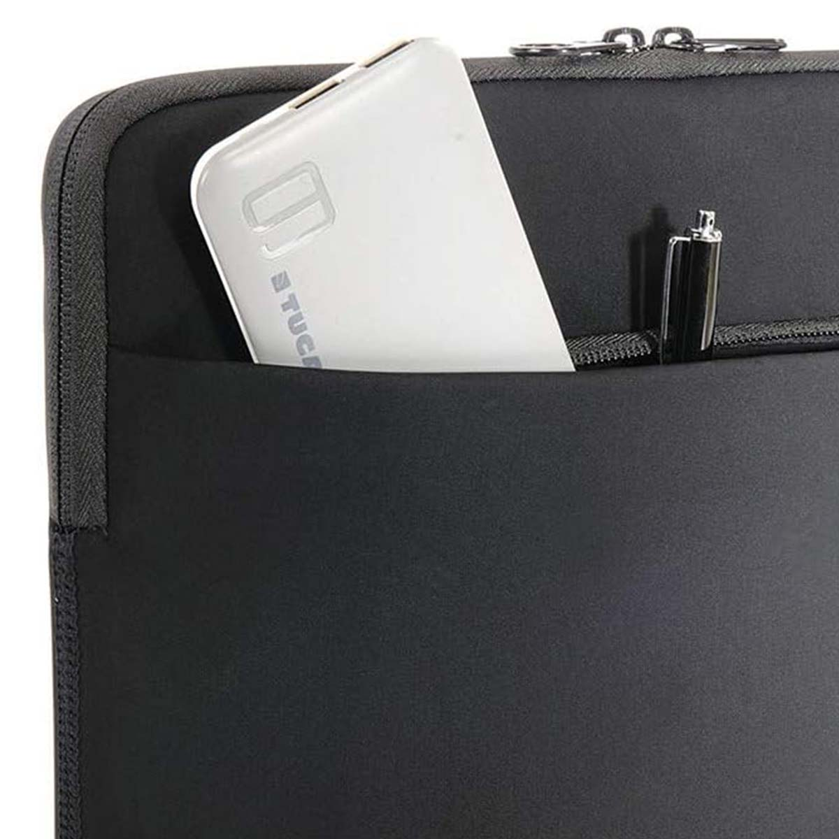 Una custodia nera per laptop con un power bank bianco e una penna nelle tasche.