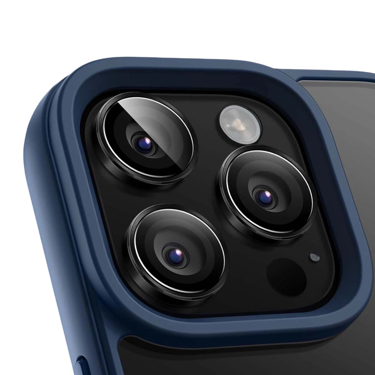 Close-up van de cameramodule van een telefoon met drie lenzen en een flitser, ingekapseld in een blauwe beschermhoes. De lenzen zijn zwart.
