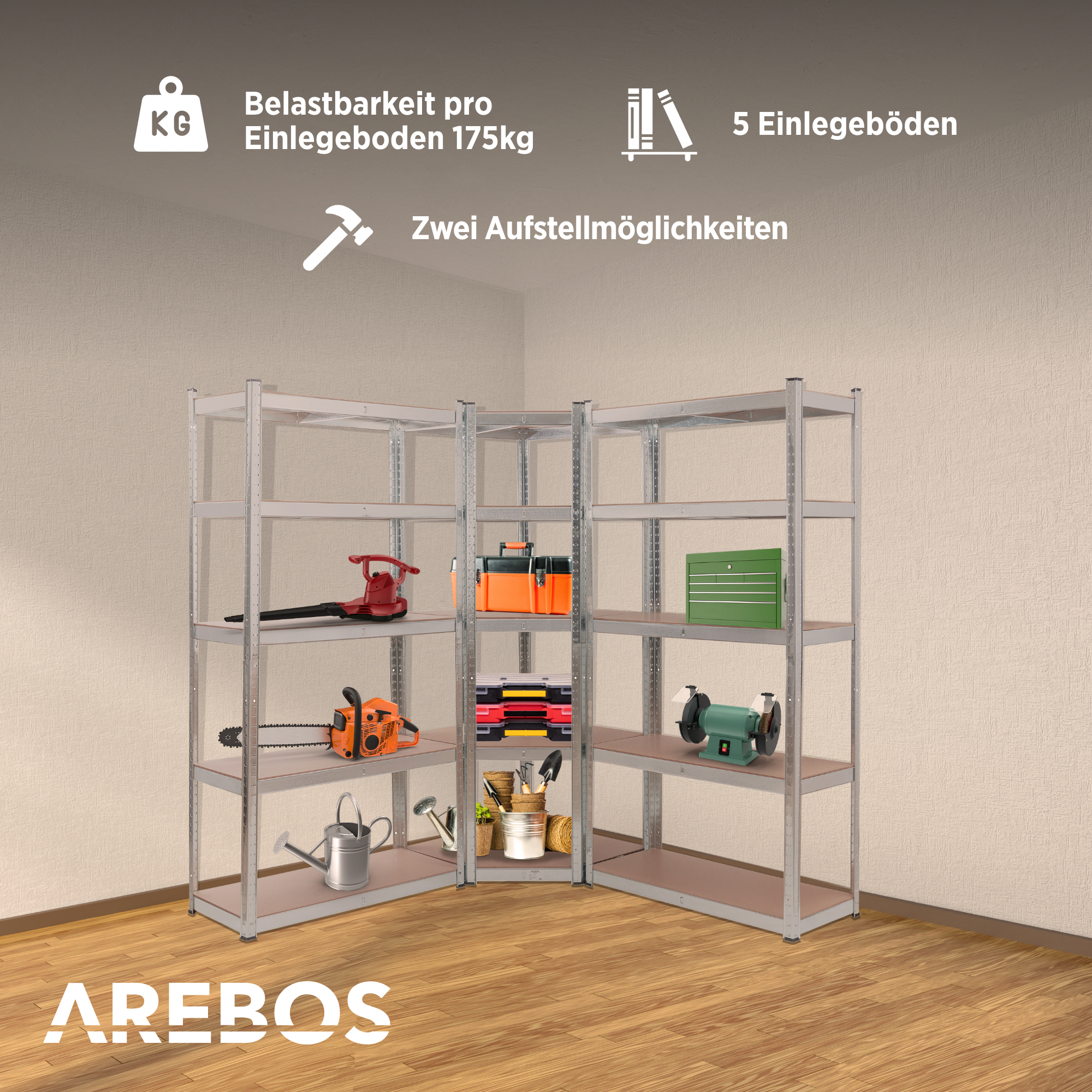 Metallregal mit Werkzeugen, Gartengeräten und -ausrüstung auf Holzregalen. Beige Wand und Holzboden.
