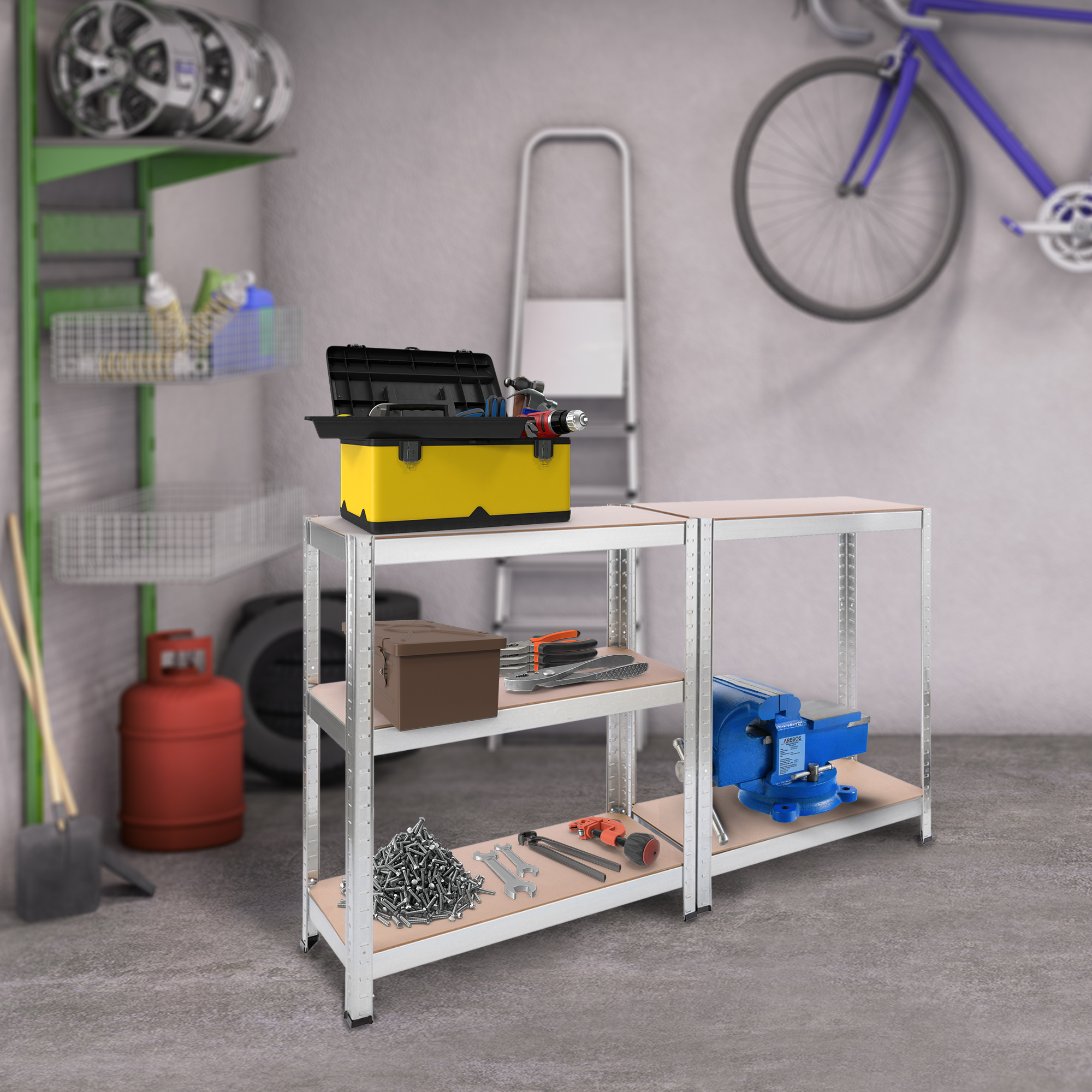 Garage mit Werkbank, Werkzeugen und einem Fahrrad. Oben steht eine gelbe Werkzeugkiste. Weitere Werkzeuge und ein blauer Schraubstock sind sichtbar.