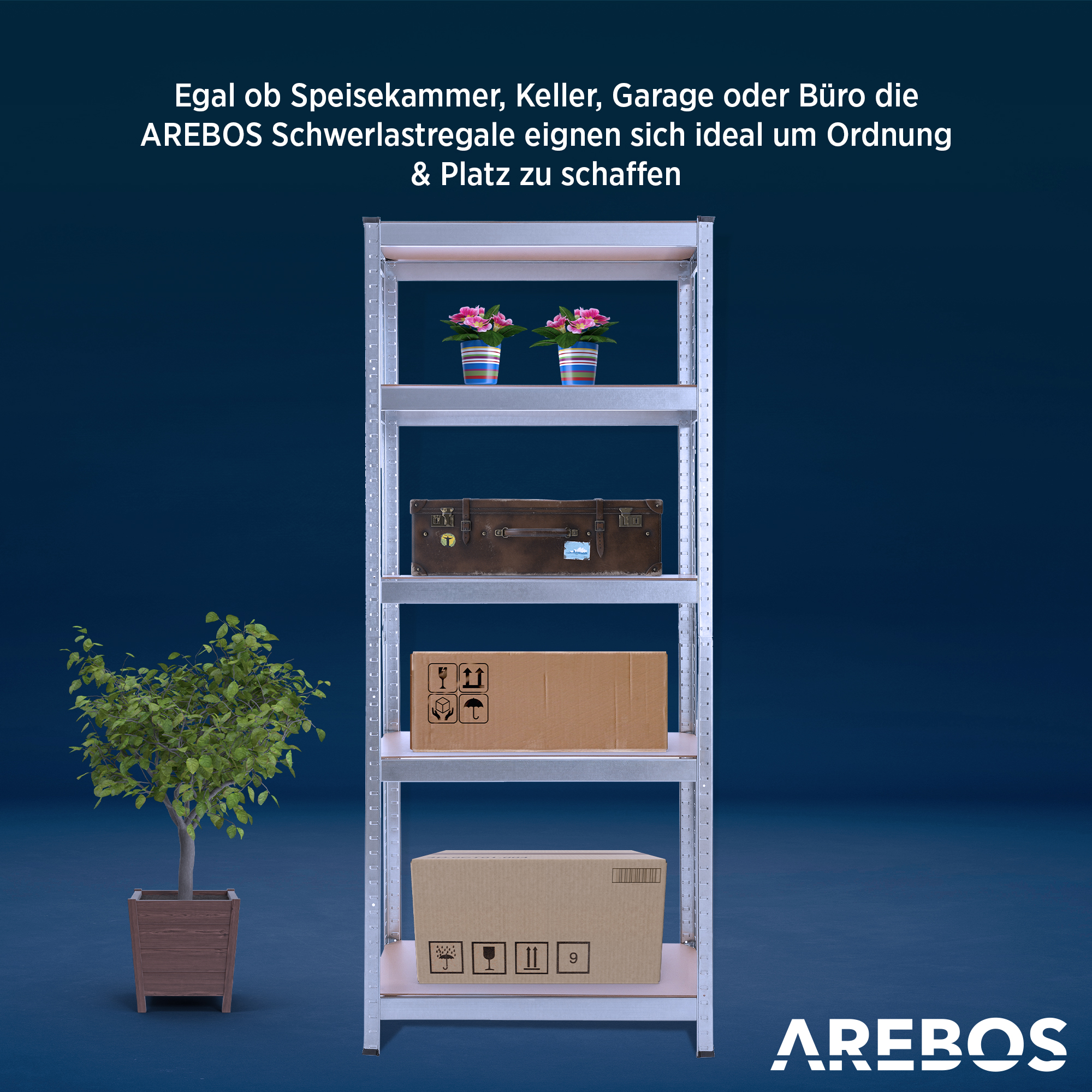 Metallregal mit Kisten, Koffer und Topfblumen. Ein Baum im Topf ist links. Das AREBOS-Logo ist rechts.