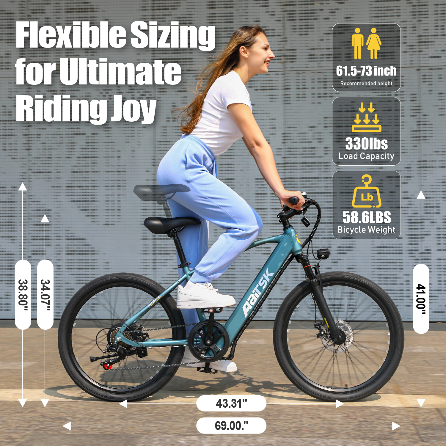 Frau fährt ein türkisfarbenes E-Bike. Text zeigt Größenangaben, Tragfähigkeit und Fahrradgewicht. Das Fahrrad steht auf grauem Untergrund.