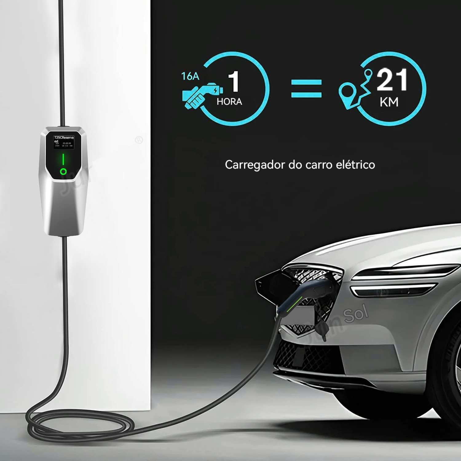 Un coche eléctrico se está cargando. El cargador muestra que 1 hora equivale a 21 km. La estación de carga es plateada con luz verde.