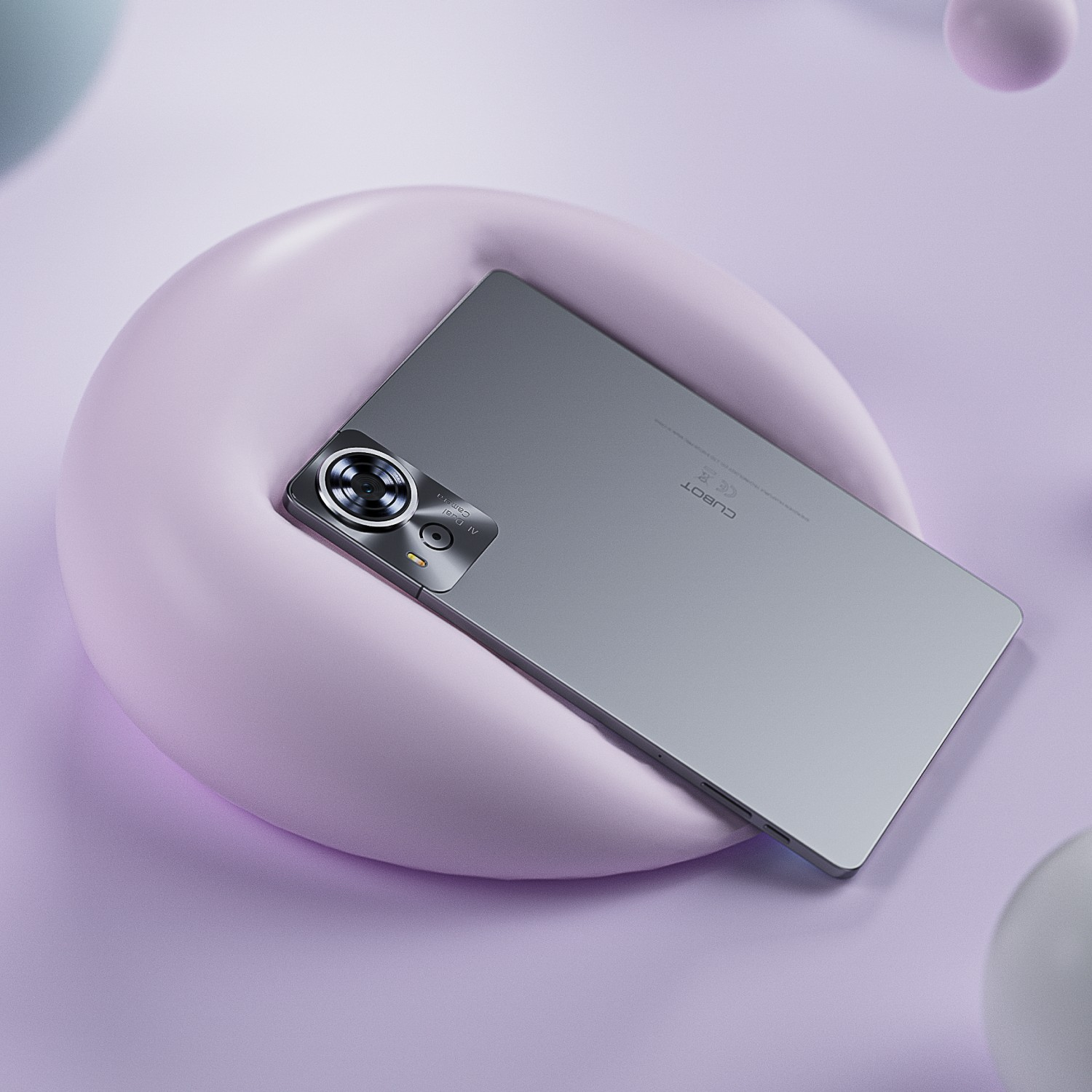 Srebrny smartfon z potrójnym obiektywem spoczywa na lawendowym, abstrakcyjnym kształcie o gładkiej powierzchni i dwóch kulach.