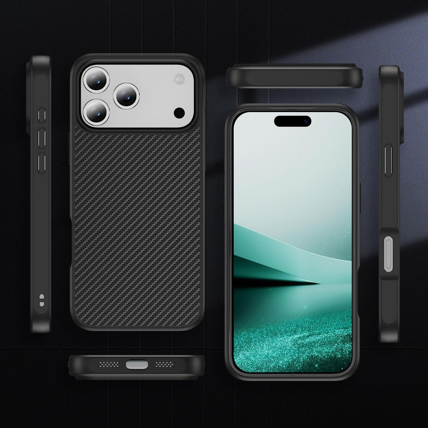 Una funda negra con textura de fibra de carbono y tres lentes de cámara se coloca junto a un teléfono con pantalla blanca.