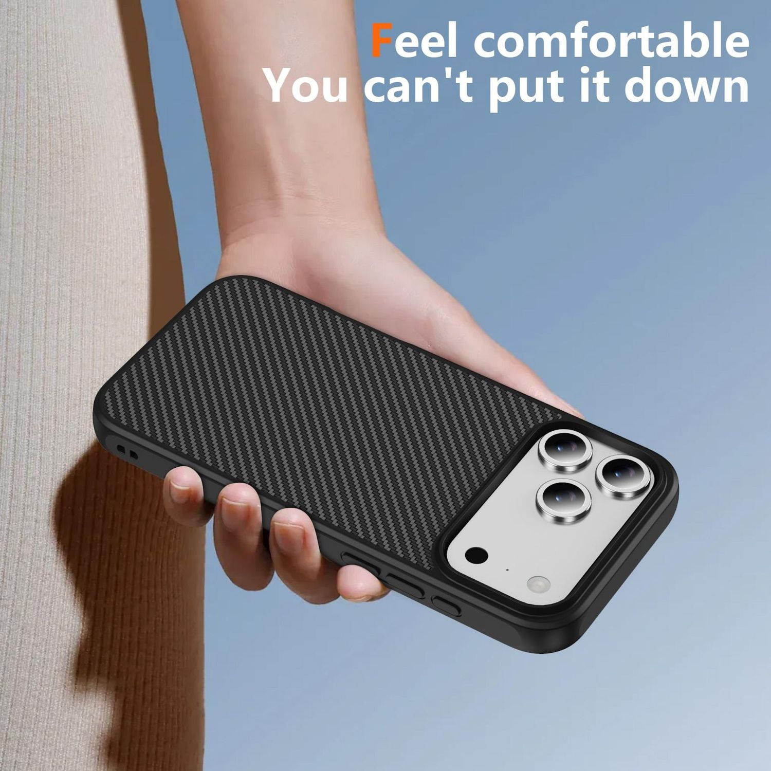 Una mano sosteniendo una funda negra para teléfono con un patrón texturizado. El teléfono tiene tres cámaras. El fondo es cielo azul.