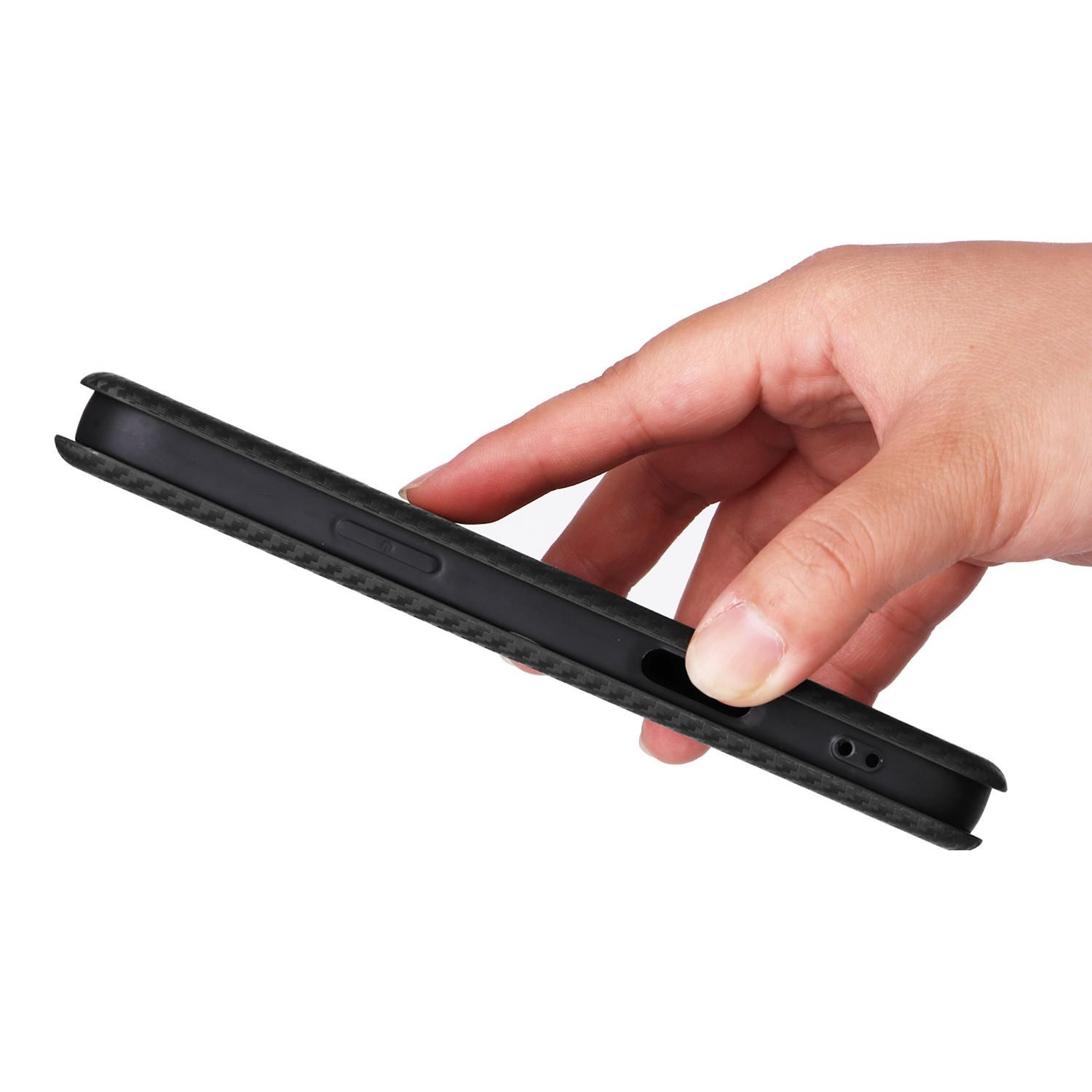 Eine Hand hält eine schwarze Handyhülle. Der Zeigefinger berührt die Hülle. Der Hintergrund ist weiß.
