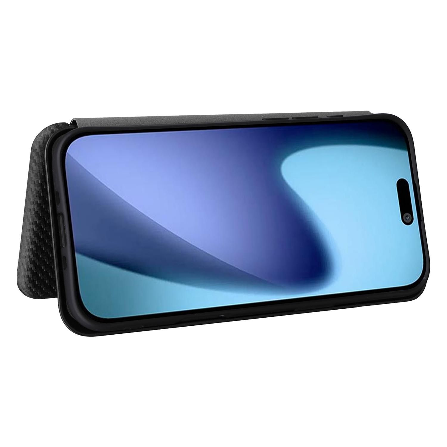Teléfono negro en una funda con soporte. La pantalla muestra un degradado azul. La funda tiene textura de fibra de carbono.