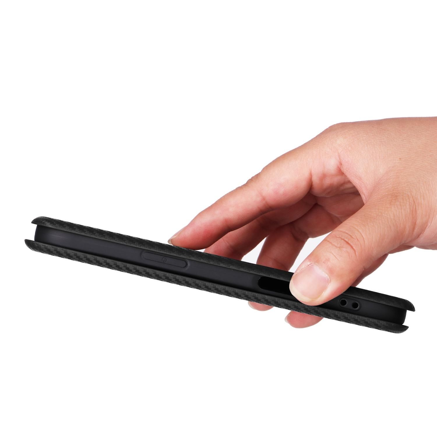 Una mano sostiene una funda negra para teléfono, mostrando detalles de la funda y la mano. Fondo blanco.