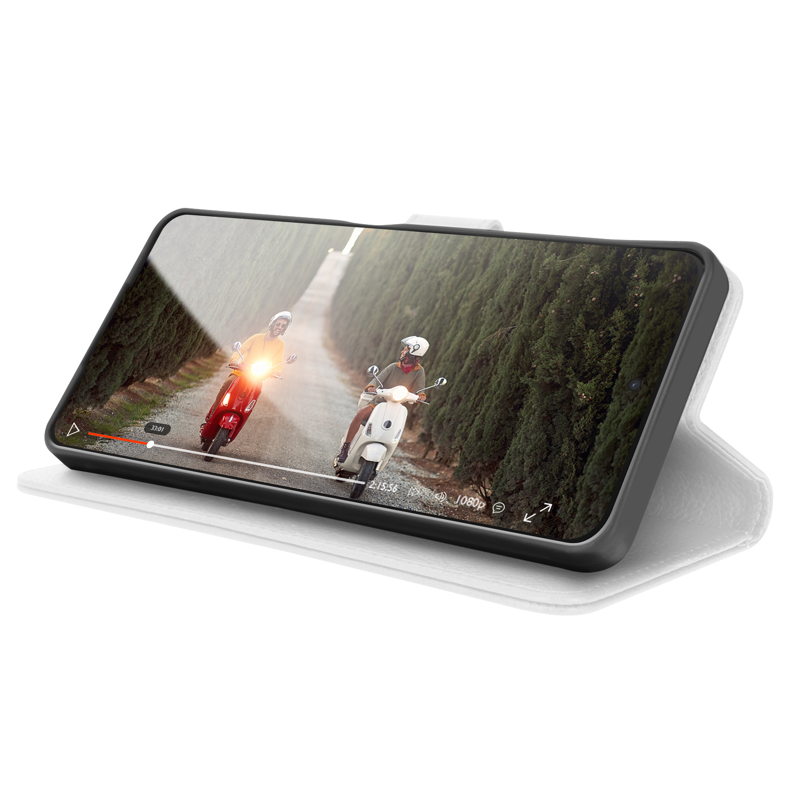 Un smartphone affiche une vidéo de deux personnes en scooter sur une route. Le téléphone est dans un étui blanc.