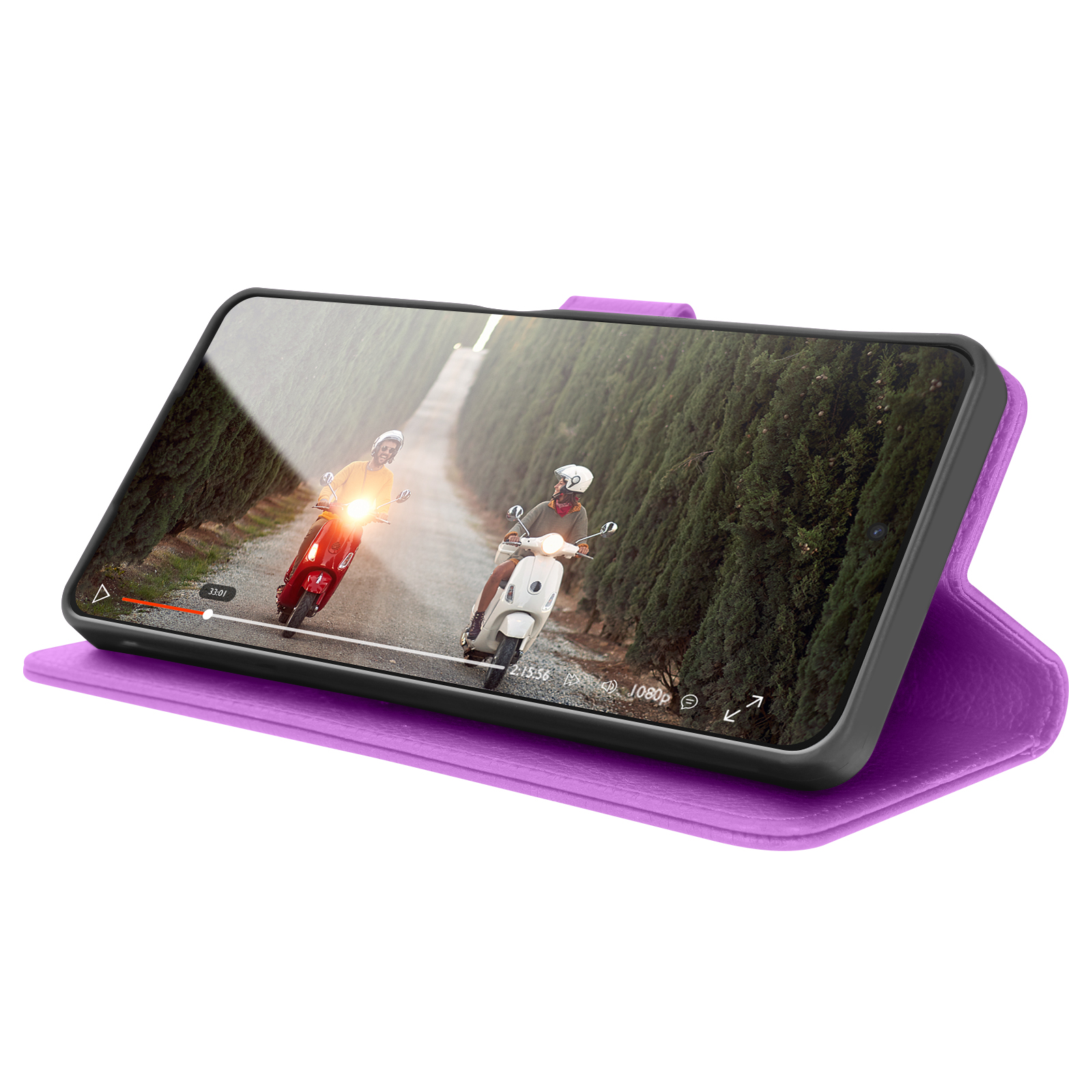 Telefoon in een paarse hoes toont een video van twee mensen die op scooters over een weg rijden met bomen.
