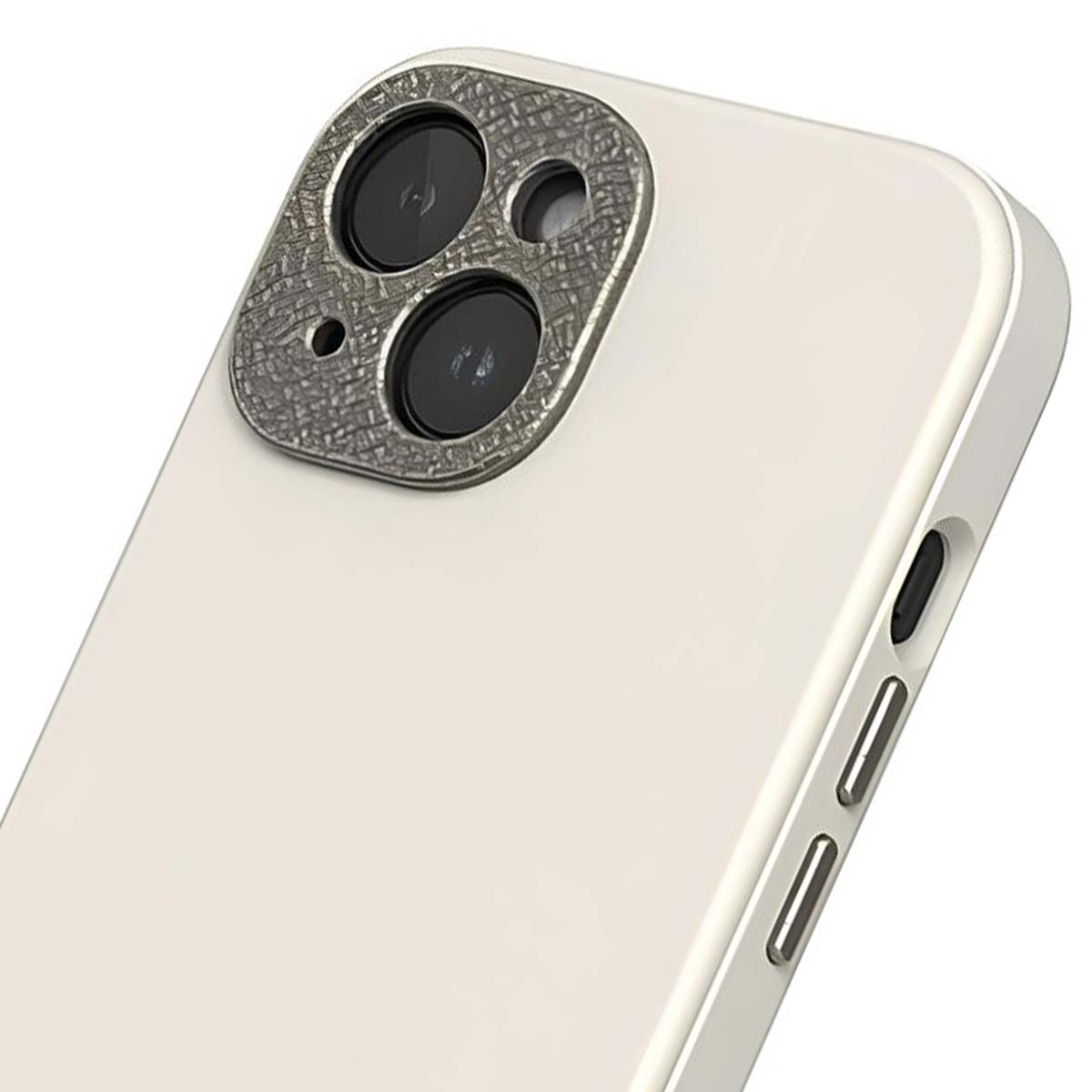 Primo piano di un telefono bianco con una copertura dell'obiettivo argentata strutturata. Sono visibili i pulsanti laterali e un interruttore scuro.