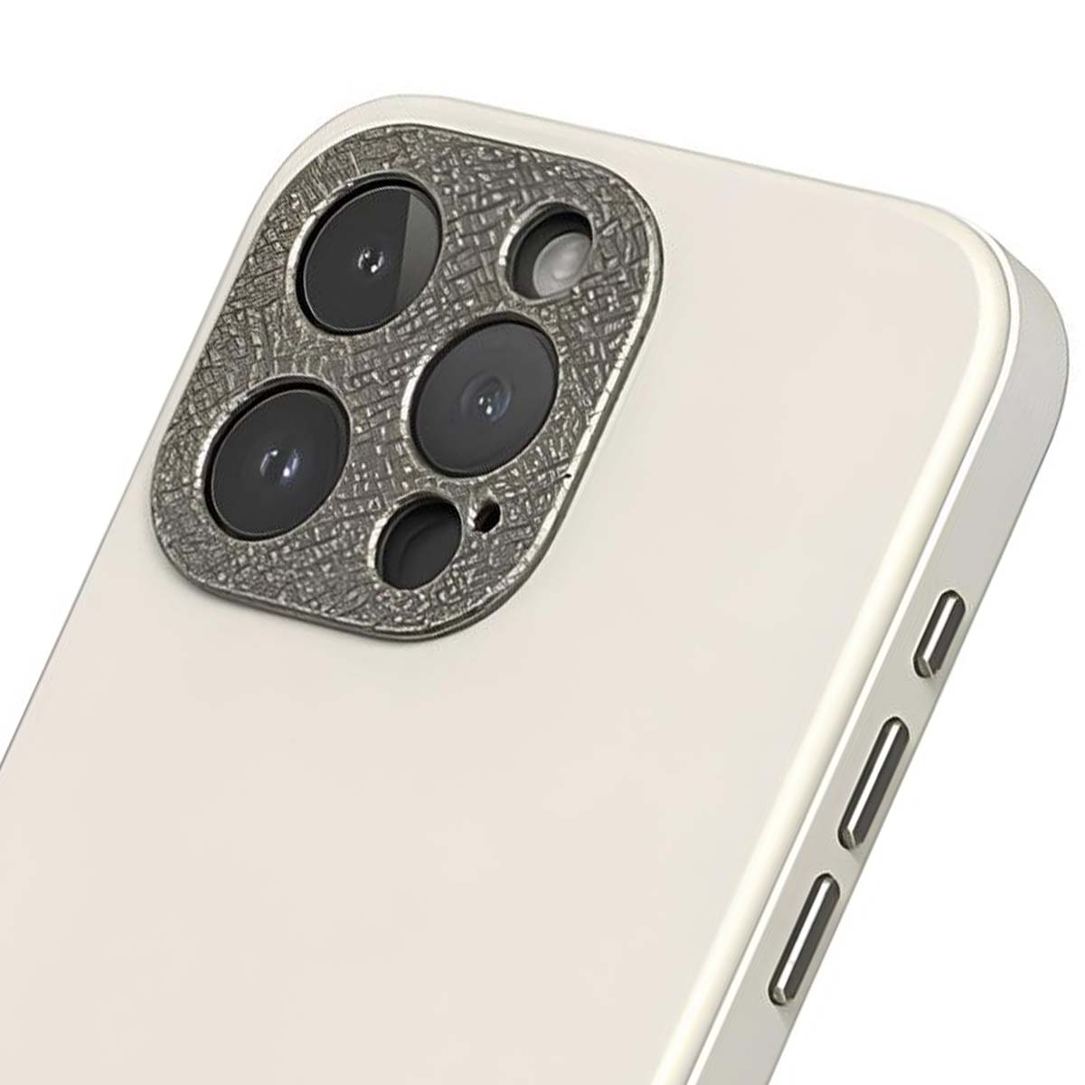 Primo piano di un telefono. Il telefono ha un retro bianco con un modulo fotocamera grigio strutturato. Il lato ha pulsanti del volume e di blocco.