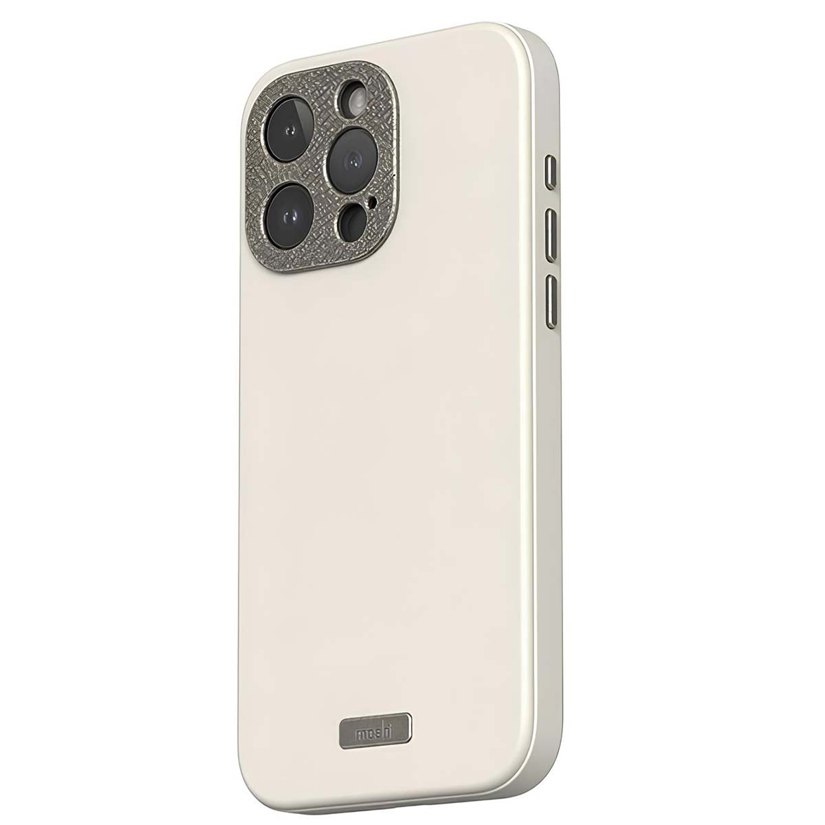 Una custodia bianca per iPhone con un rigonfiamento della fotocamera. Ha una copertura argentata testurizzata per l'obiettivo della fotocamera e il marchio Moshi.
