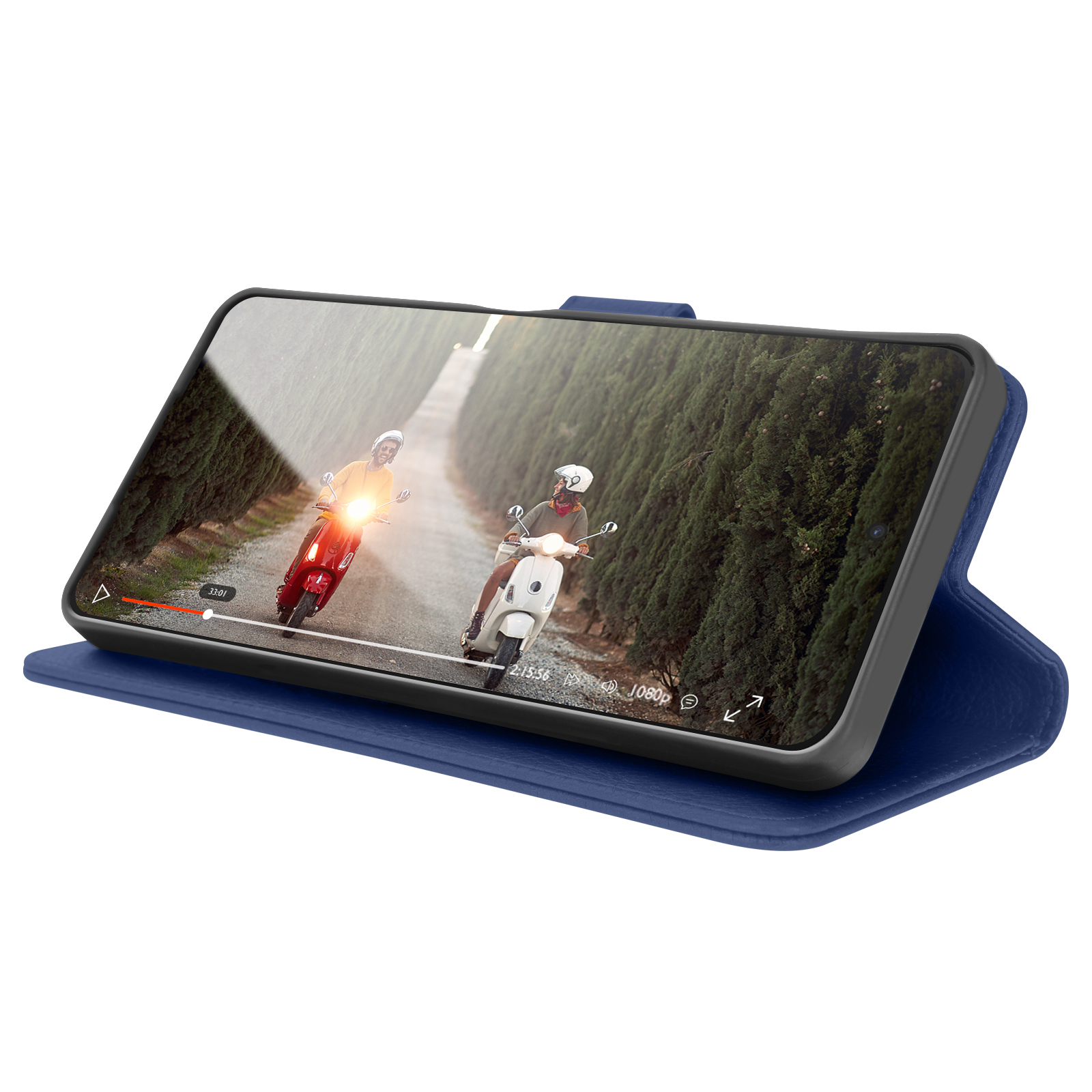 Un téléphone affiche une vidéo de deux scooters sur une route bordée d'arbres, dans un étui bleu.