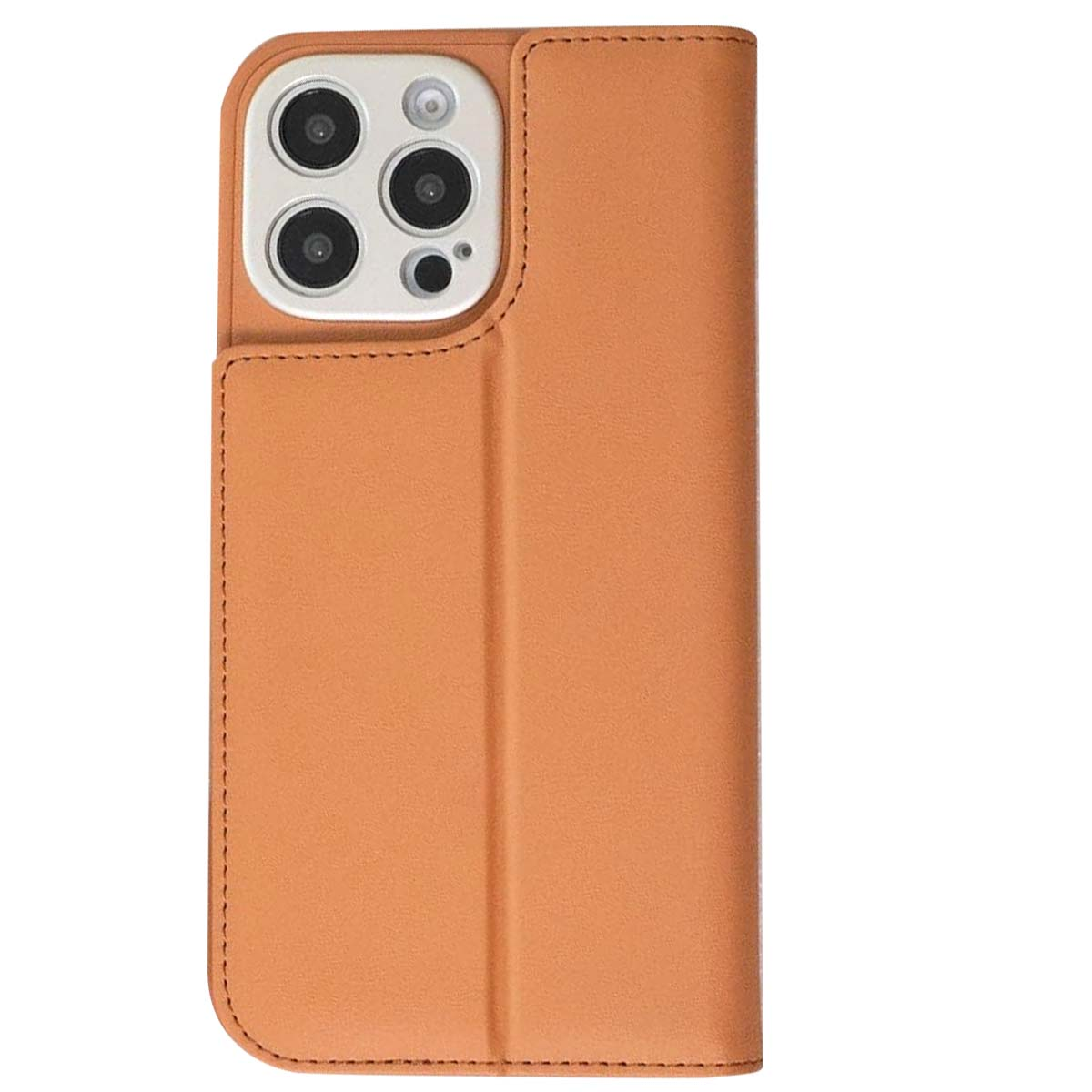 Una funda de teléfono de cuero marrón claro con un recorte para la cámara. La funda está cerrada. El fondo es blanco liso.