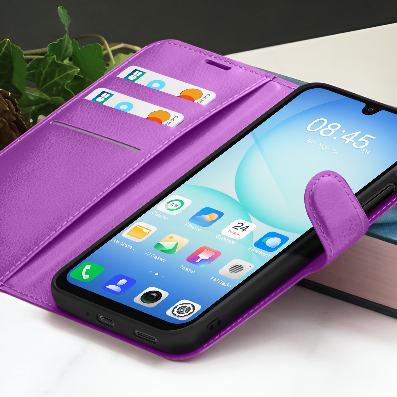 Paarse telefoonhoes met smartphone die tijd en app-iconen toont. Creditcards in sleuf links.