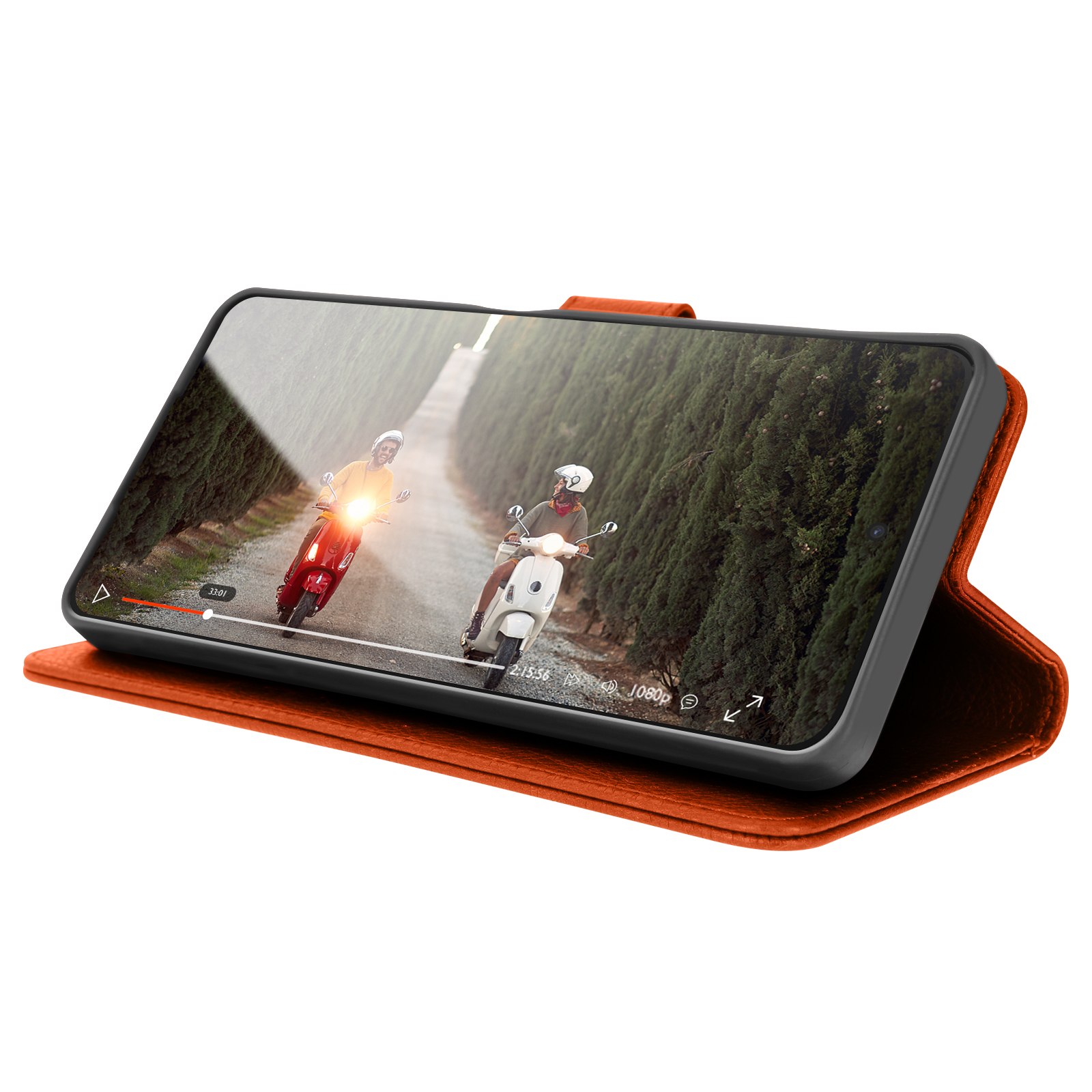 Un téléphone affiche une vidéo de deux personnes en scooter. Le téléphone est dans un étui orange, sur fond blanc.