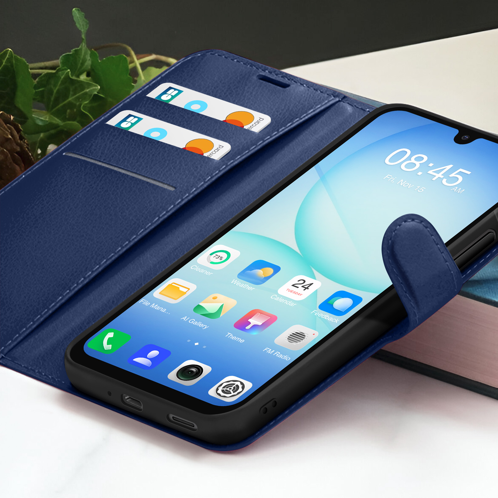 Een smartphone met een blauwe hoes toont 08:45. Twee creditcards in de hoes en apps zichtbaar op het scherm.