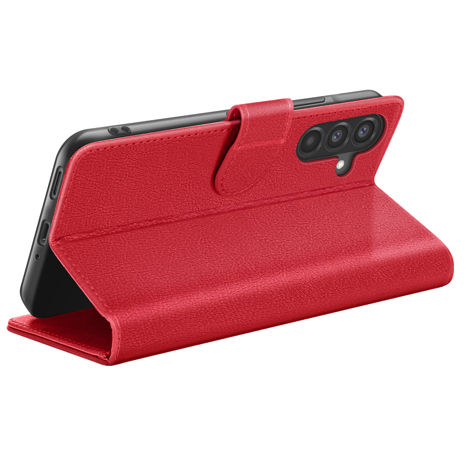 Een rode leren telefoonhoes is open en toont een telefoon met een drievoudige camera. De hoes staat op een witte achtergrond.