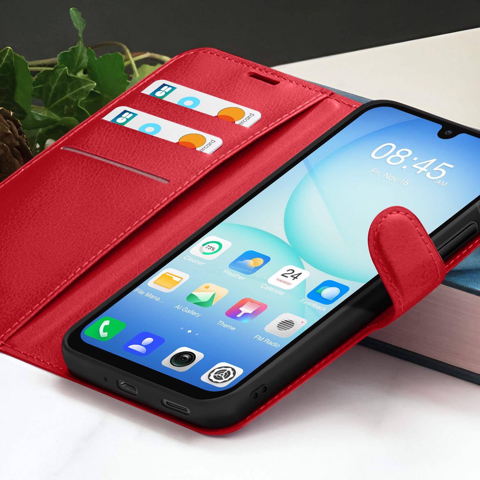 Een smartphone met een helder scherm zit in een rode hoes. Kaarten zijn zichtbaar in de hoes. De tijd op het scherm is 08:45.