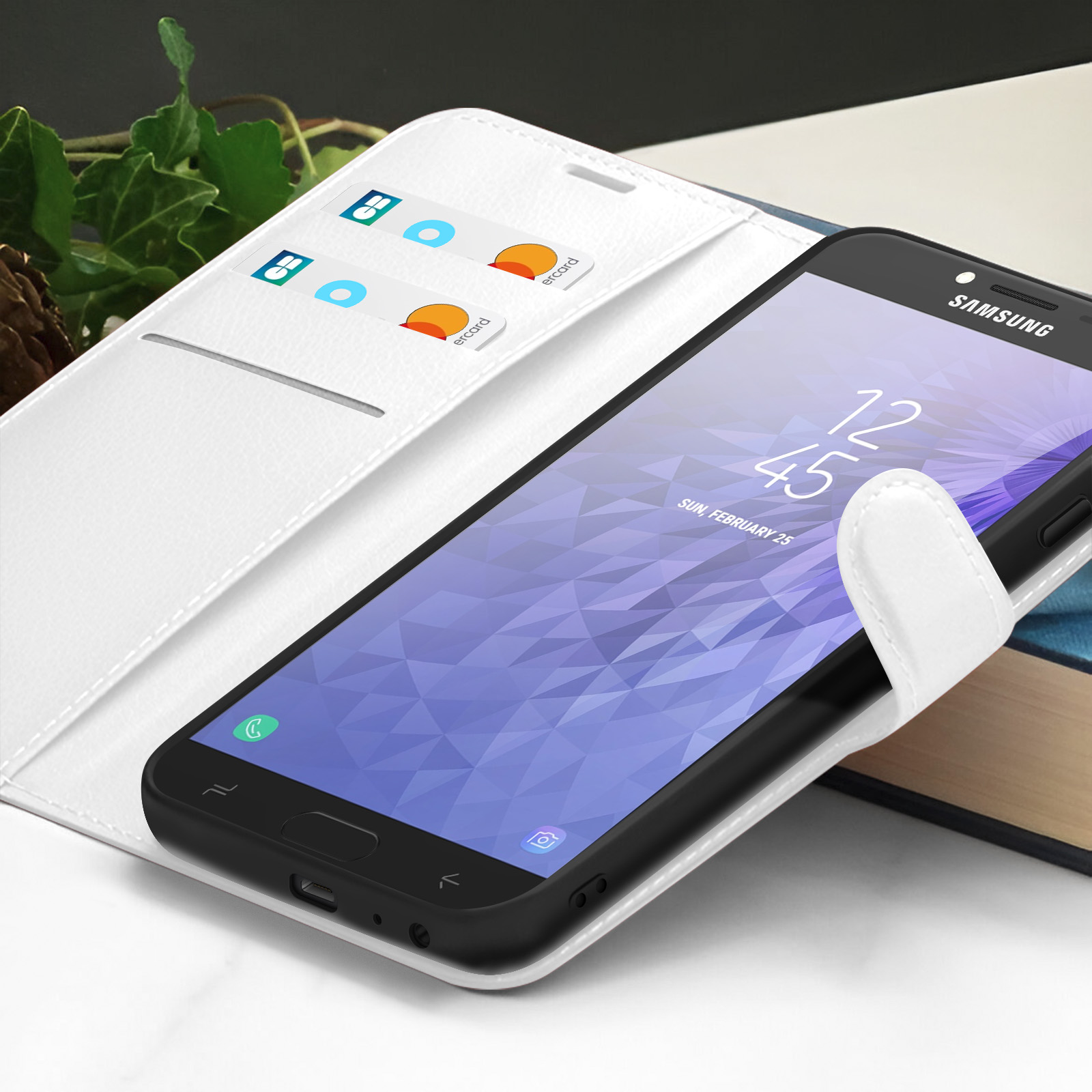 Een Samsung-telefoon in een witte hoes. Het scherm toont de tijd. Creditcards in de sleuven van de hoes.