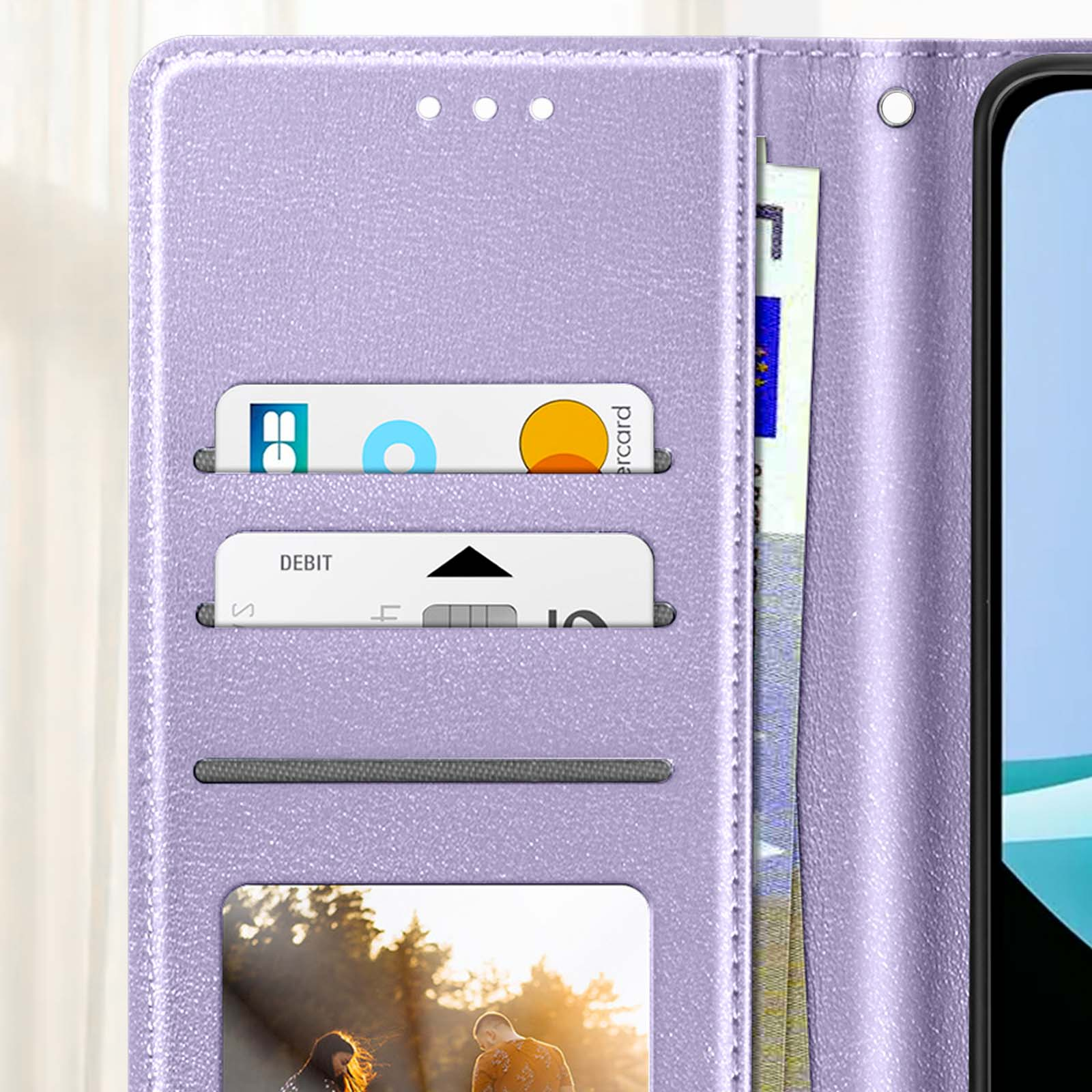 Una custodia per telefono viola con scomparti per carte che contengono carte e un telefono. Le carte includono una carta di debito e carte di credito.