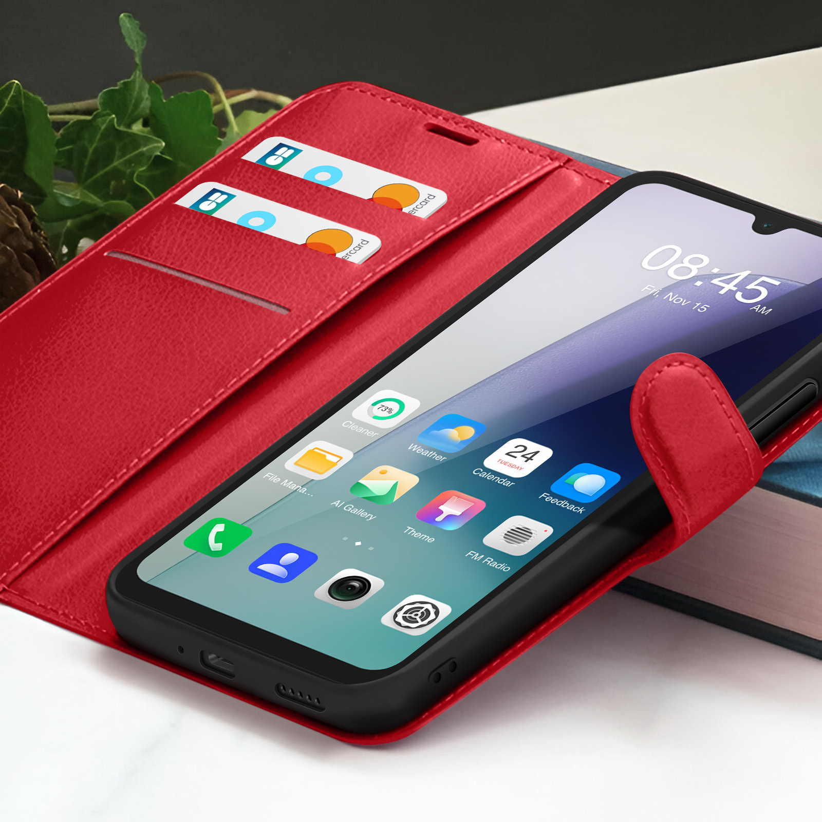 Un smartphone dans un étui en cuir rouge affiche l'heure. Des cartes de crédit sont dans l'étui. L'étui est partiellement ouvert.