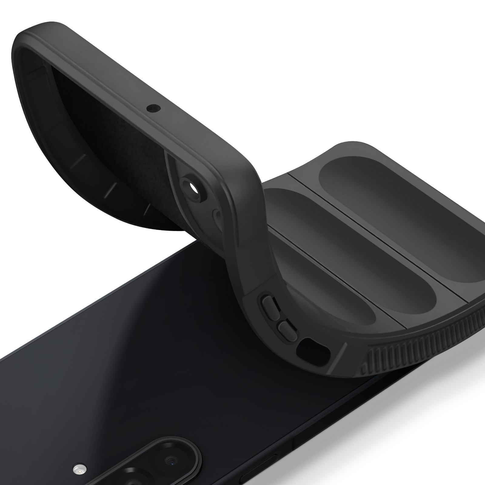 Custodia nera per telefono che copre parzialmente uno smartphone nero. La custodia ha aperture per i pulsanti e la fotocamera. Sfondo bianco.