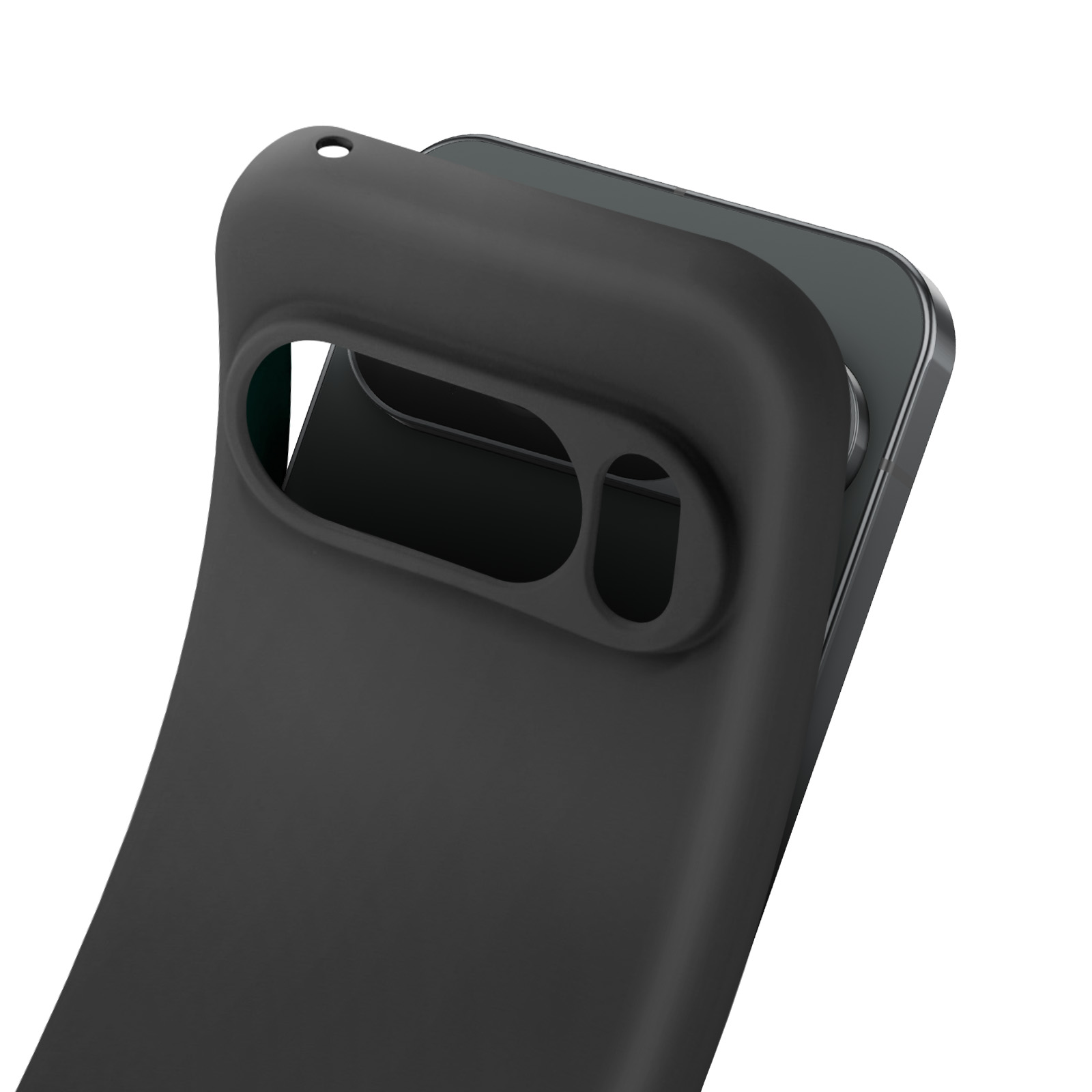 Une coque de téléphone noire recouvre partiellement un téléphone. La coque a un trou pour l'appareil photo et un design incurvé. Fond blanc.