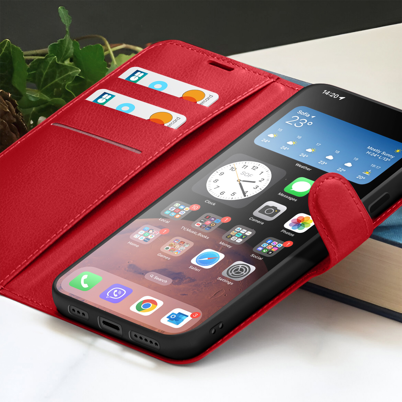 Custodia rossa con telefono che mostra il meteo. Due carte di credito sono visibili all'interno.