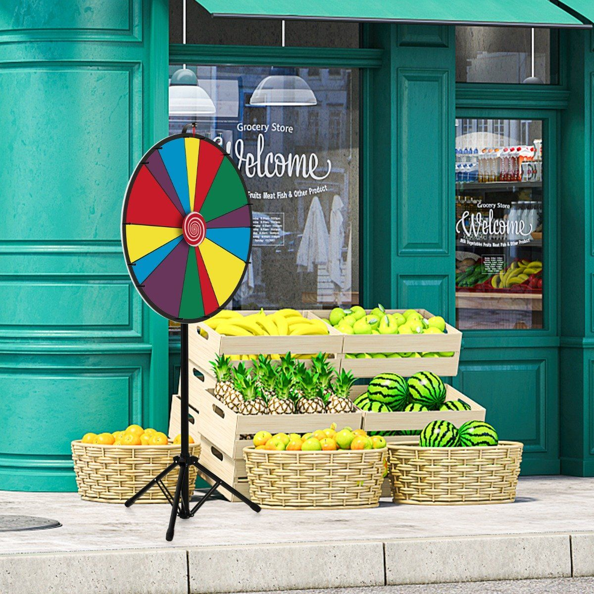 Una tienda de comestibles con una colorida rueda de premios. Cestas de frutas y verduras frente a la tienda, incluyendo sandías y piñas.