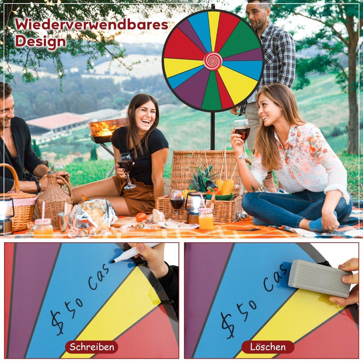 La gente disfruta de un picnic al aire libre con una colorida ruleta de premios. Comida y bebidas sobre una manta a cuadros. También hay una pizarra.
