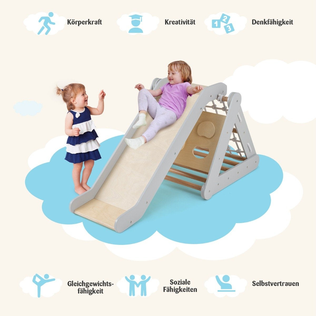 Dos niñas juegan en un tobogán de madera. Una se desliza, la otra está de pie. La escena es contra un cielo azul.