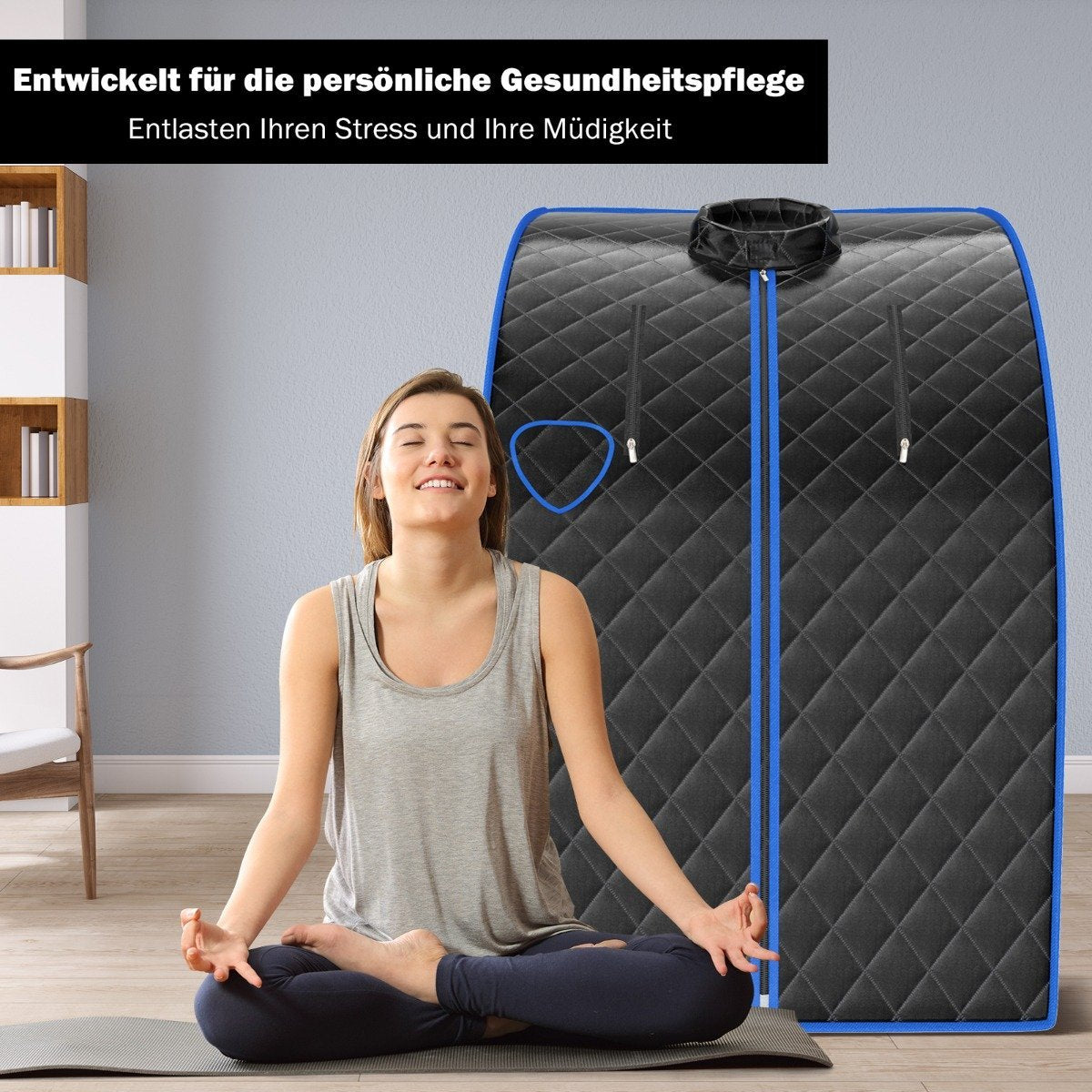 Mujer meditando frente a una sauna. Lleva una camiseta sin mangas gris y pantalones oscuros. La sauna es negra con ribete azul.