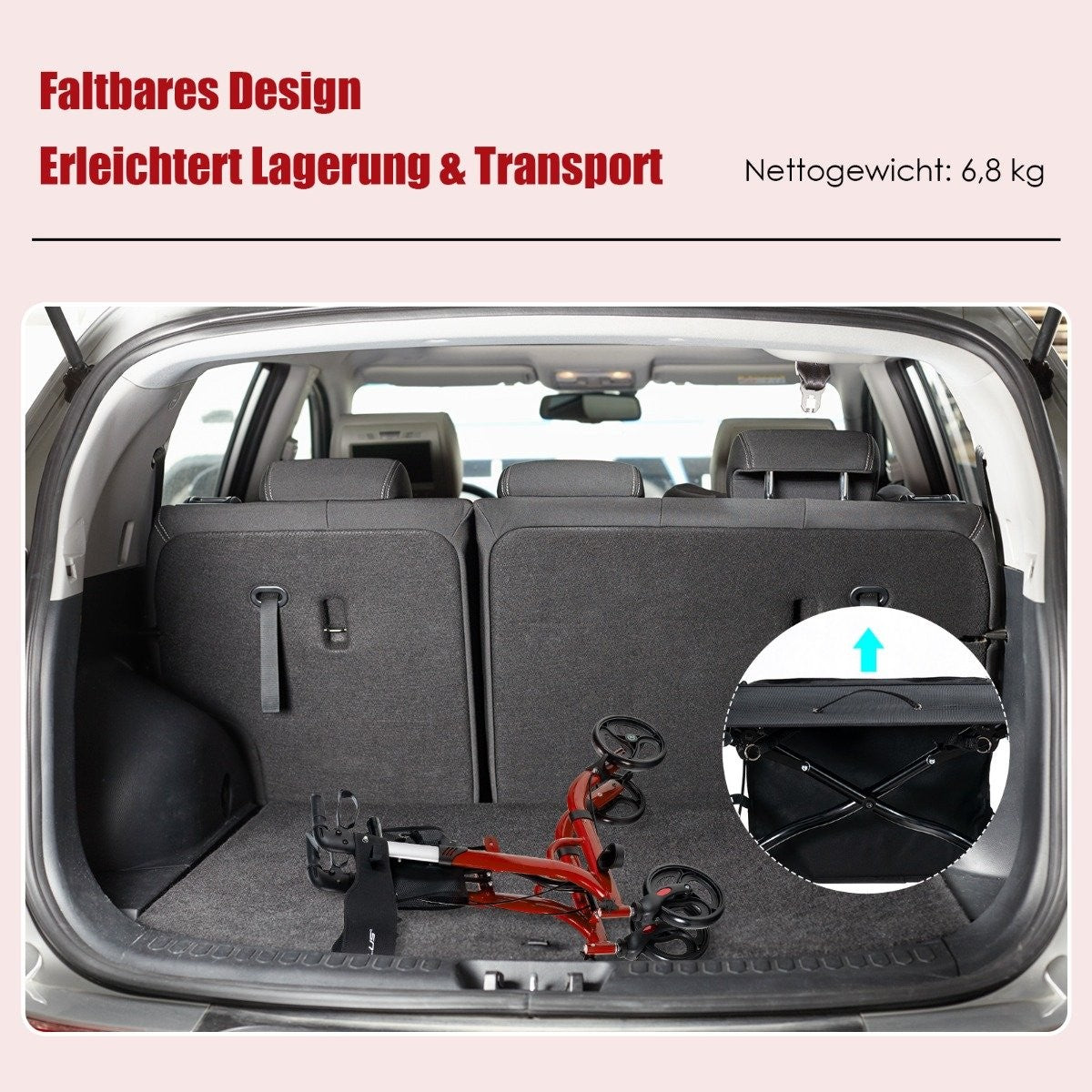 Dentro del maletero de un coche, hay un andador plegable rojo. También hay una bolsa plegable negra. Interior gris del coche.