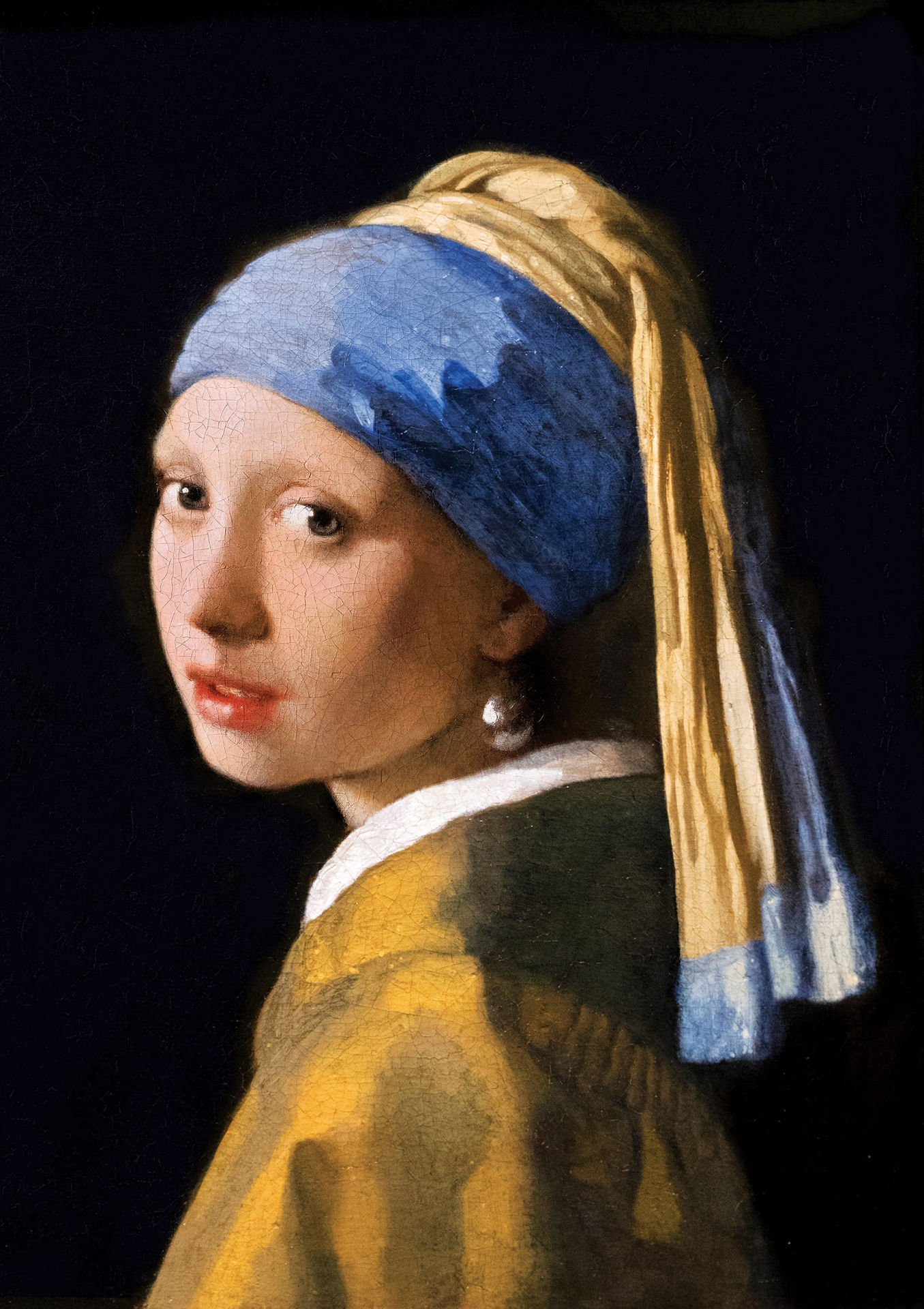 Ritratto di giovane donna con orecchino di perla. Indossa turbante blu e oro, e veste gialla. Sfondo scuro.