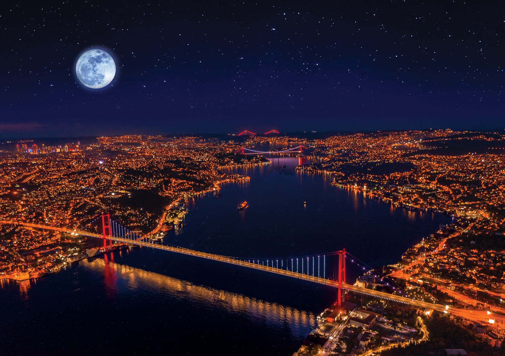 İstanbul'un gece havadan görünümü, aydınlatılmış köprüler, şehir ışıkları, dolunay ve yıldızlı gökyüzü.