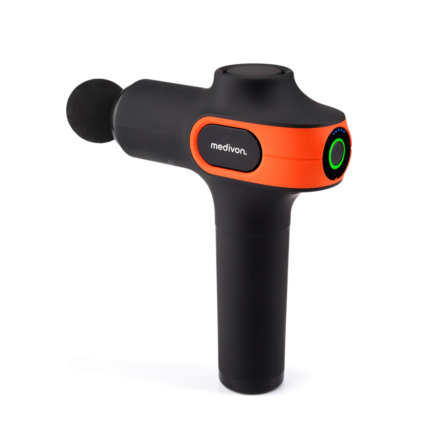 Una pistola de masaje negra y naranja sobre un fondo blanco. La pistola tiene un cabezal de masaje redondo y la marca es visible.