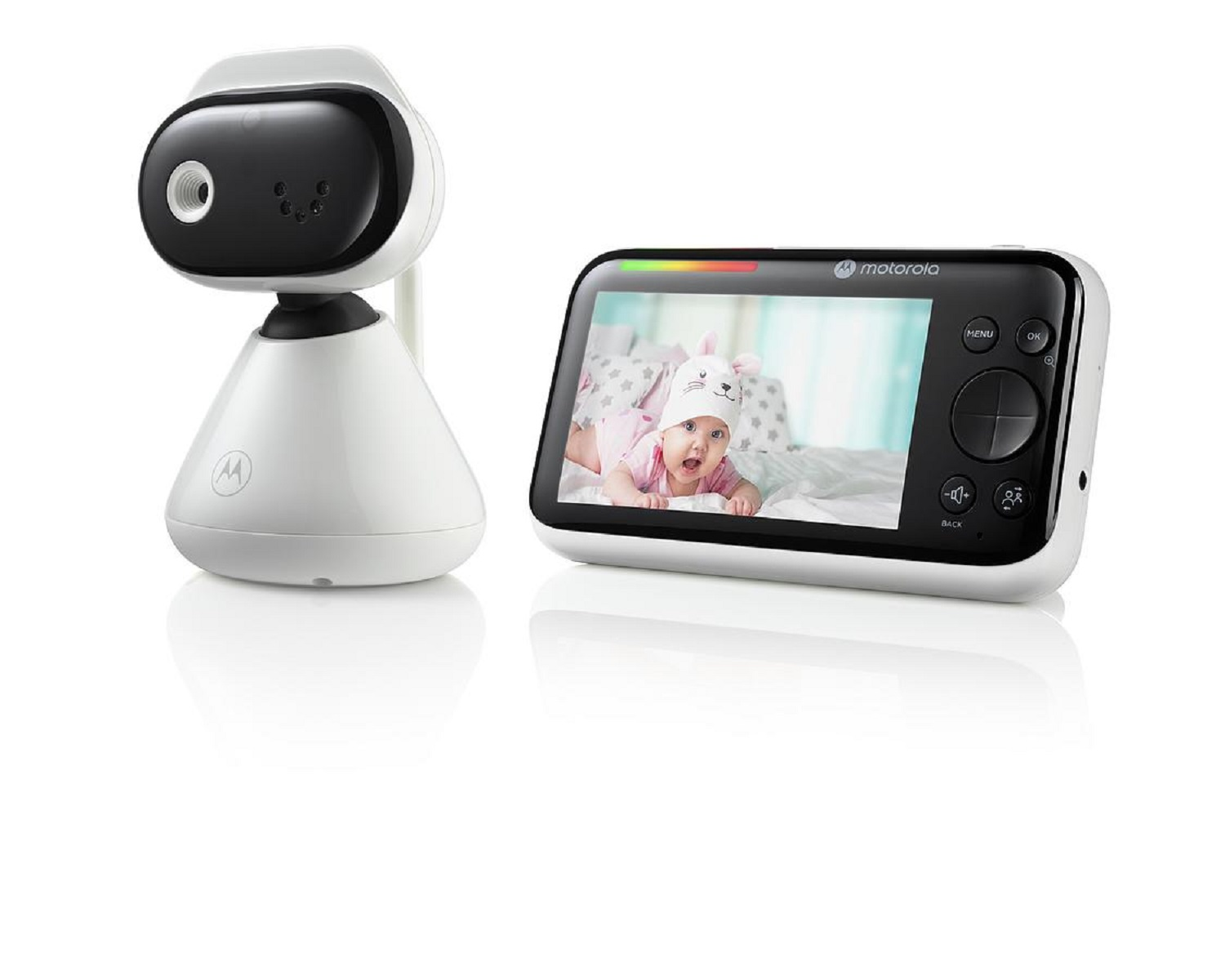 Un set di baby monitor. Include una telecamera bianca e nera e un monitor che mostra un bambino con un cappello. Il monitor ha dei pulsanti.