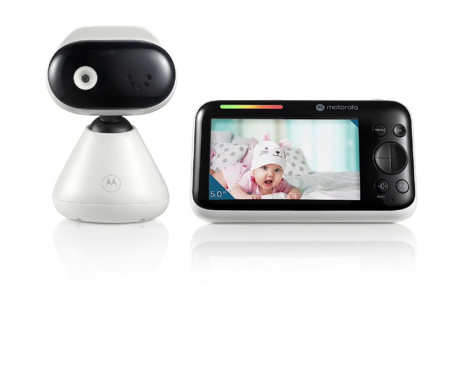 Un set di baby monitor. La telecamera è bianca e nera, e il monitor mostra un bambino con un cappello da coniglio. Il monitor è Motorola.