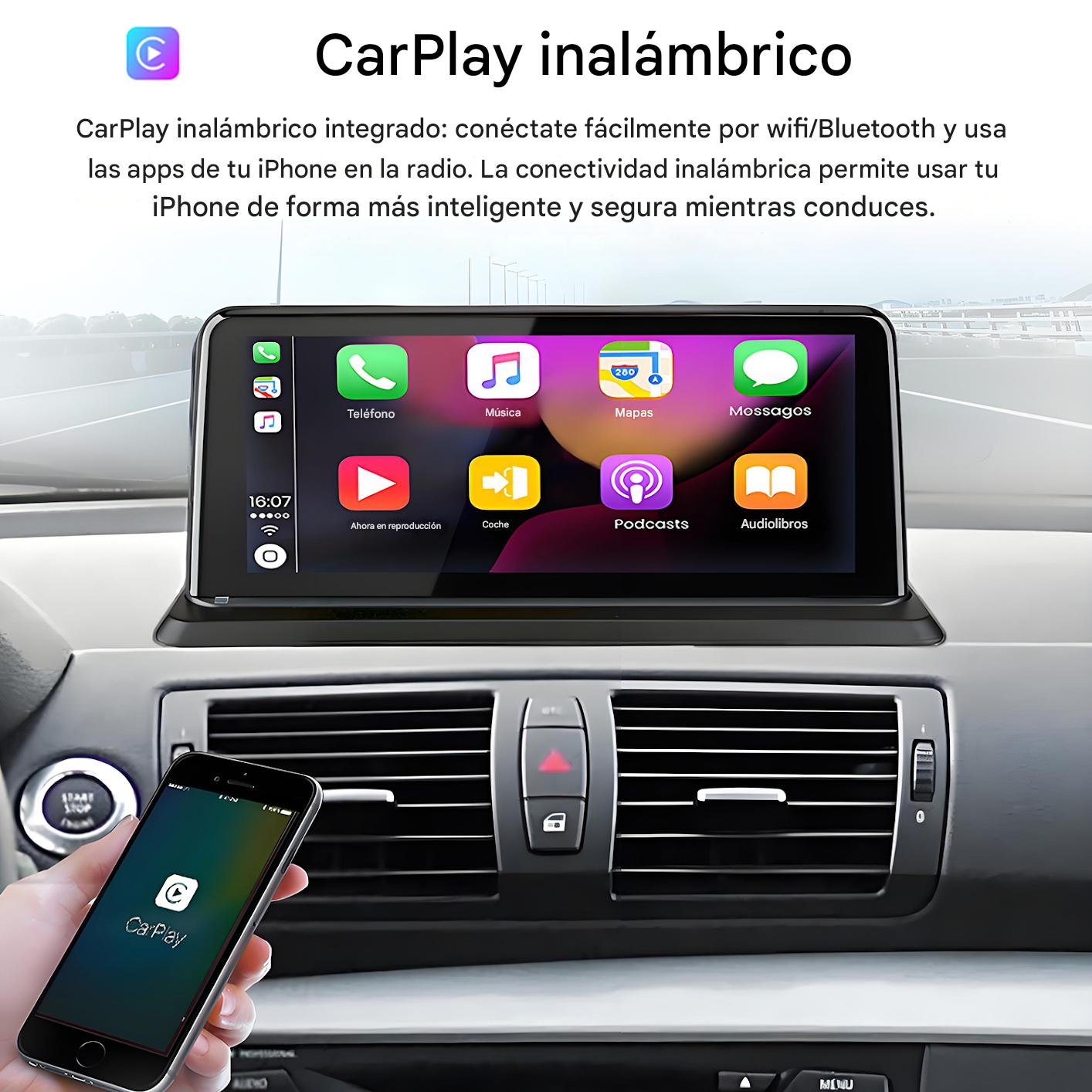 Interfaz CarPlay en el salpicadero de un coche. Un teléfono muestra CarPlay. Se ven iconos de teléfono, música, mapas, mensajes.