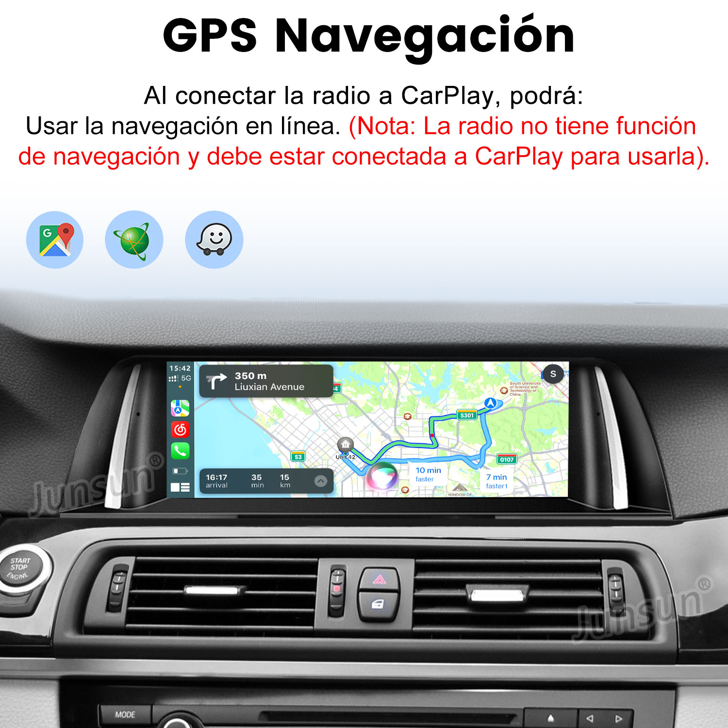 Panel del coche con mapa de navegación GPS. La pantalla muestra ruta, tiempo y nombres de calles. Arriba 'GPS Navegación'.