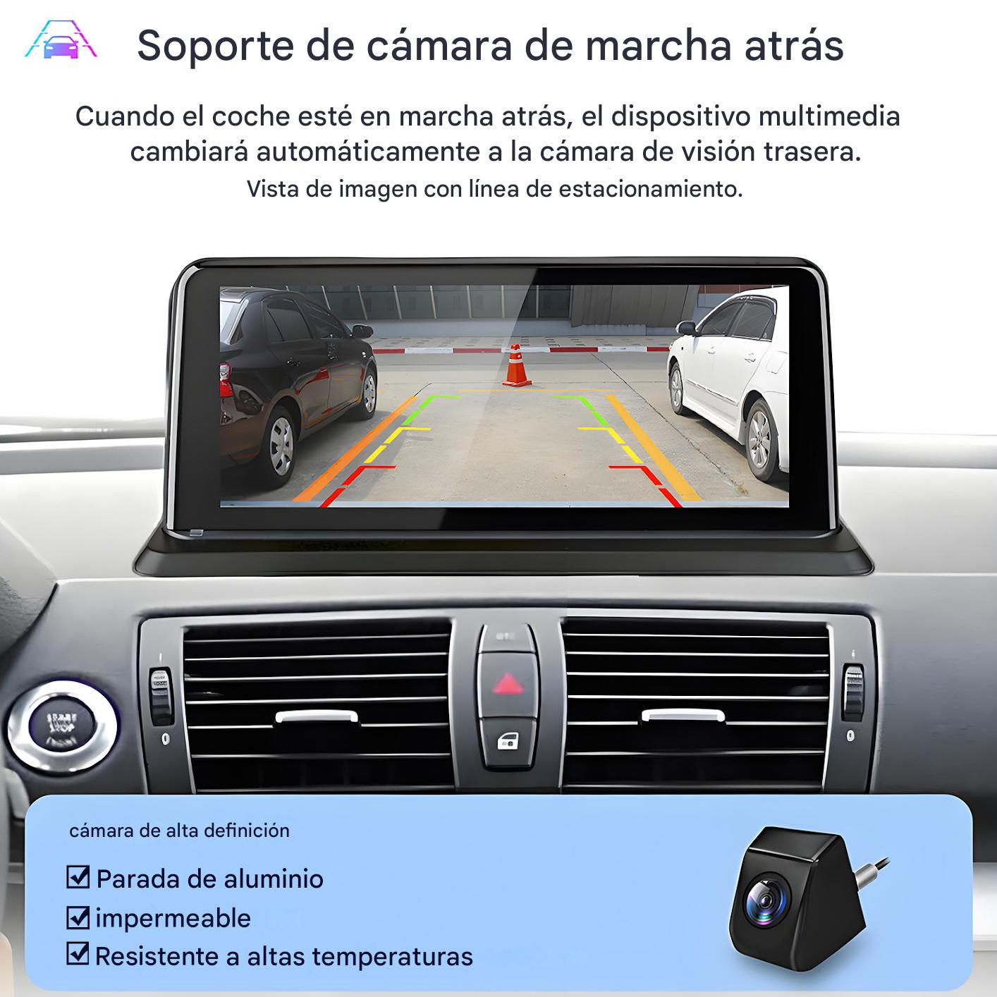 Pantalla de la cámara de visión trasera mostrando autos y líneas de estacionamiento. Coche negro a la izquierda, blanco a la derecha, cono naranja en el medio.