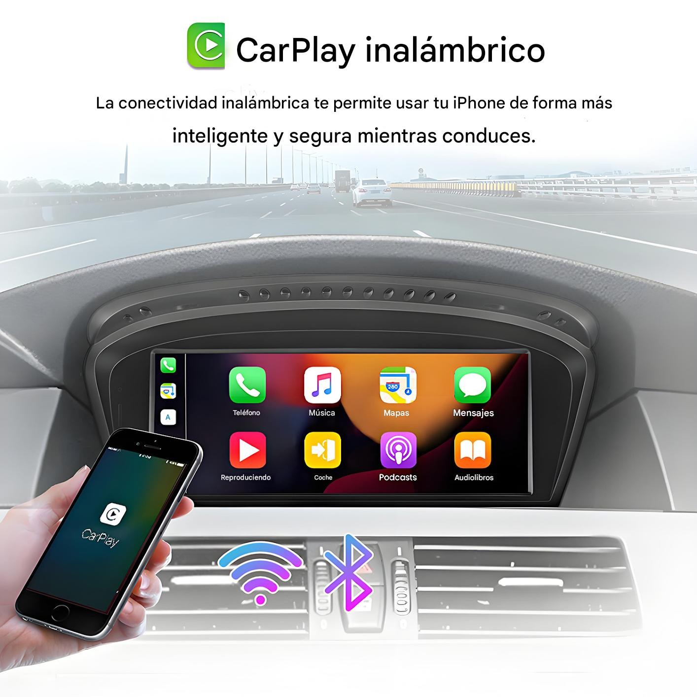 Pantalla CarPlay en un coche mostrando aplicaciones de iPhone. Una mano sostiene un iPhone mostrando el logotipo de CarPlay. Se muestran iconos de señal inalámbrica.