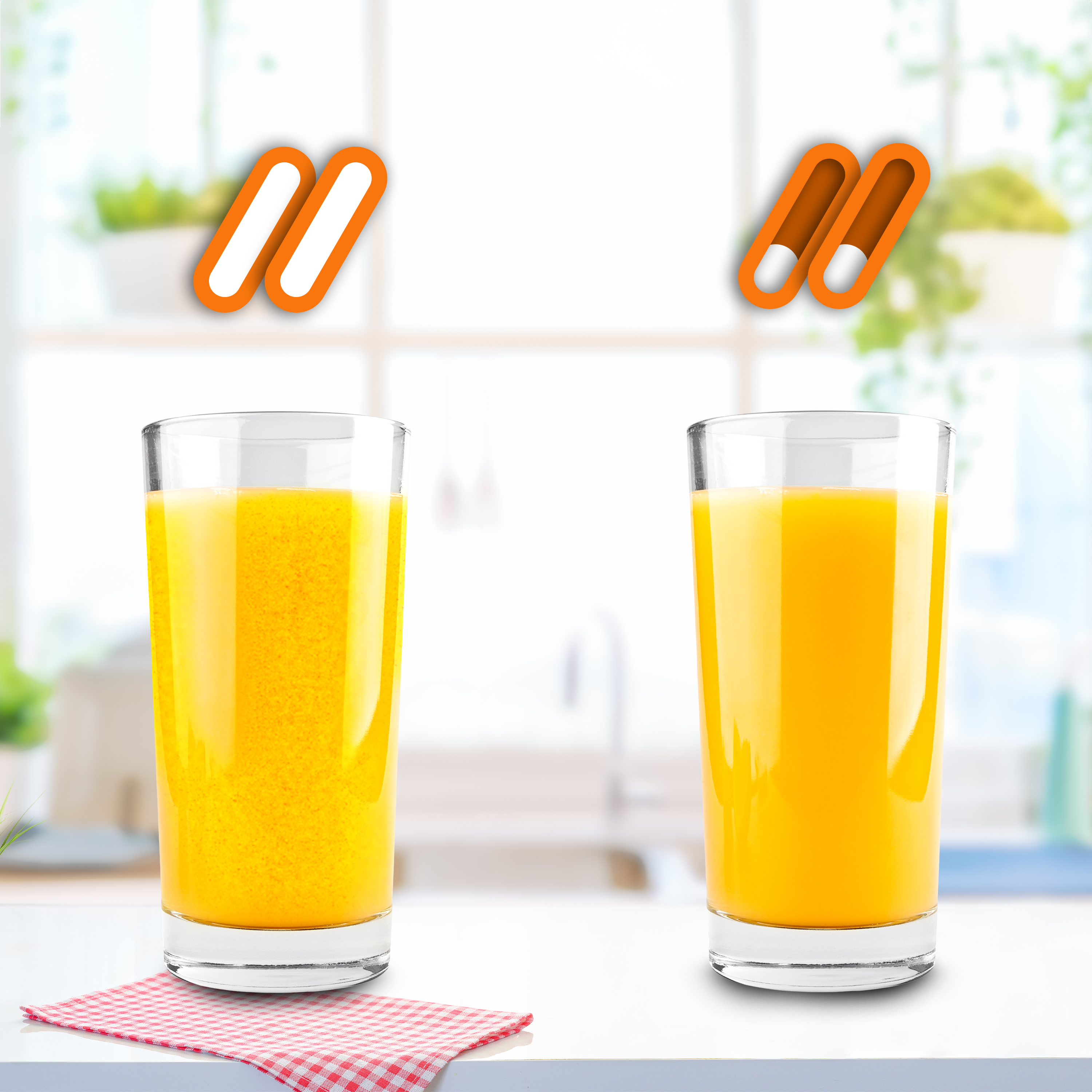 Dos vasos de jugo de naranja sobre una superficie blanca. Una servilleta a cuadros roja a la izquierda. Diseño naranja.